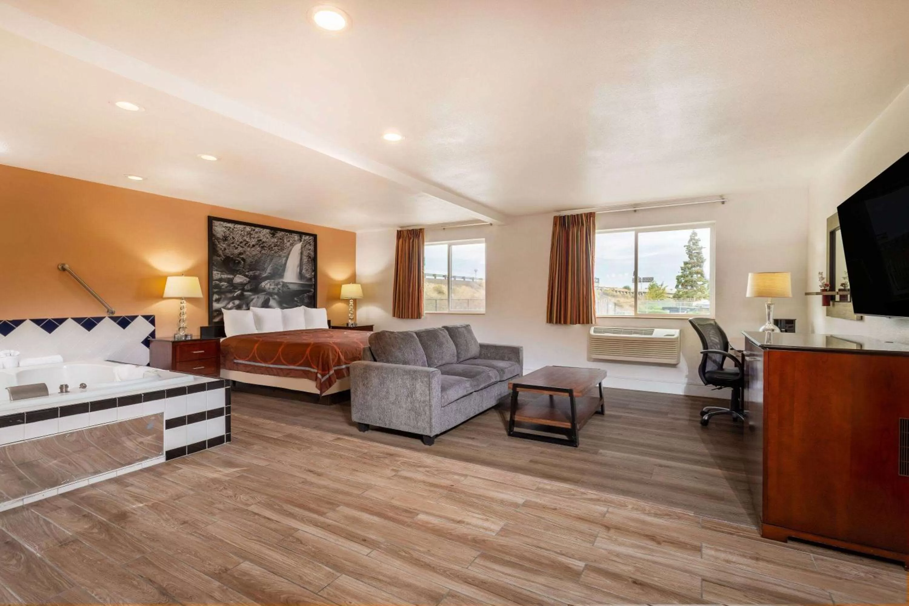 Hot Tub, Bed in Super 8 by Wyndham The Dalles OR