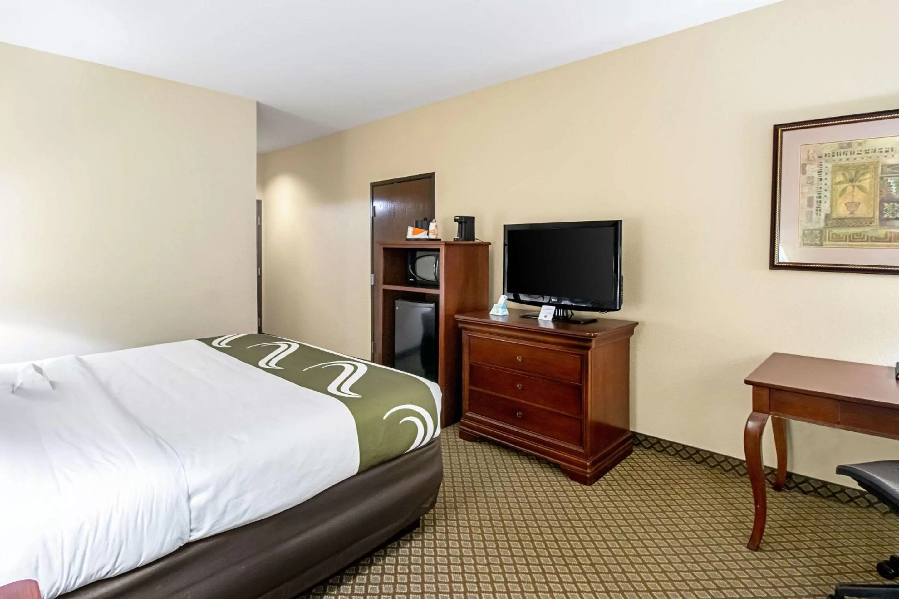 Photo of the whole room, Bed in Quality Inn & Suites