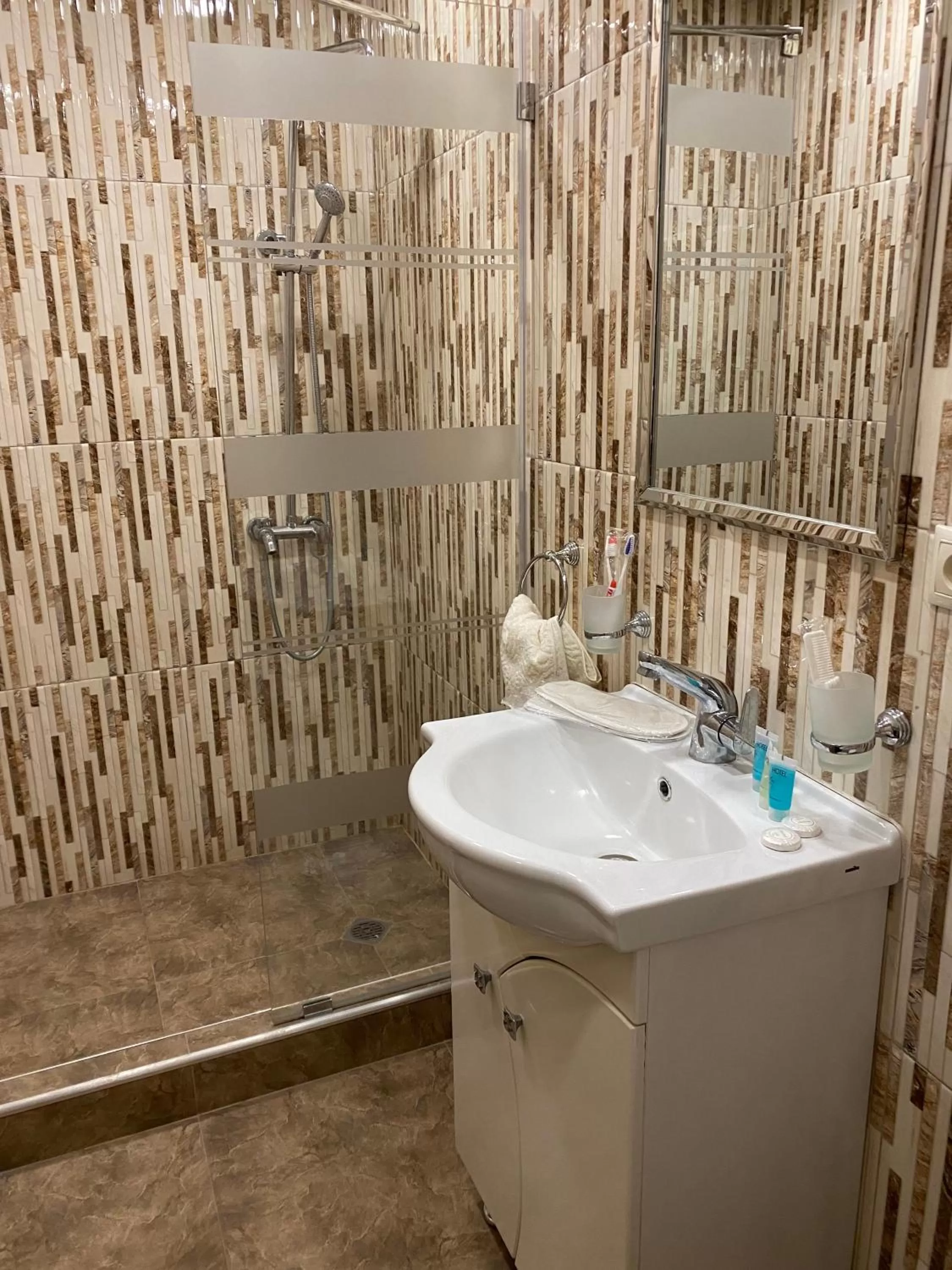 Bathroom in Elkoaparthotel