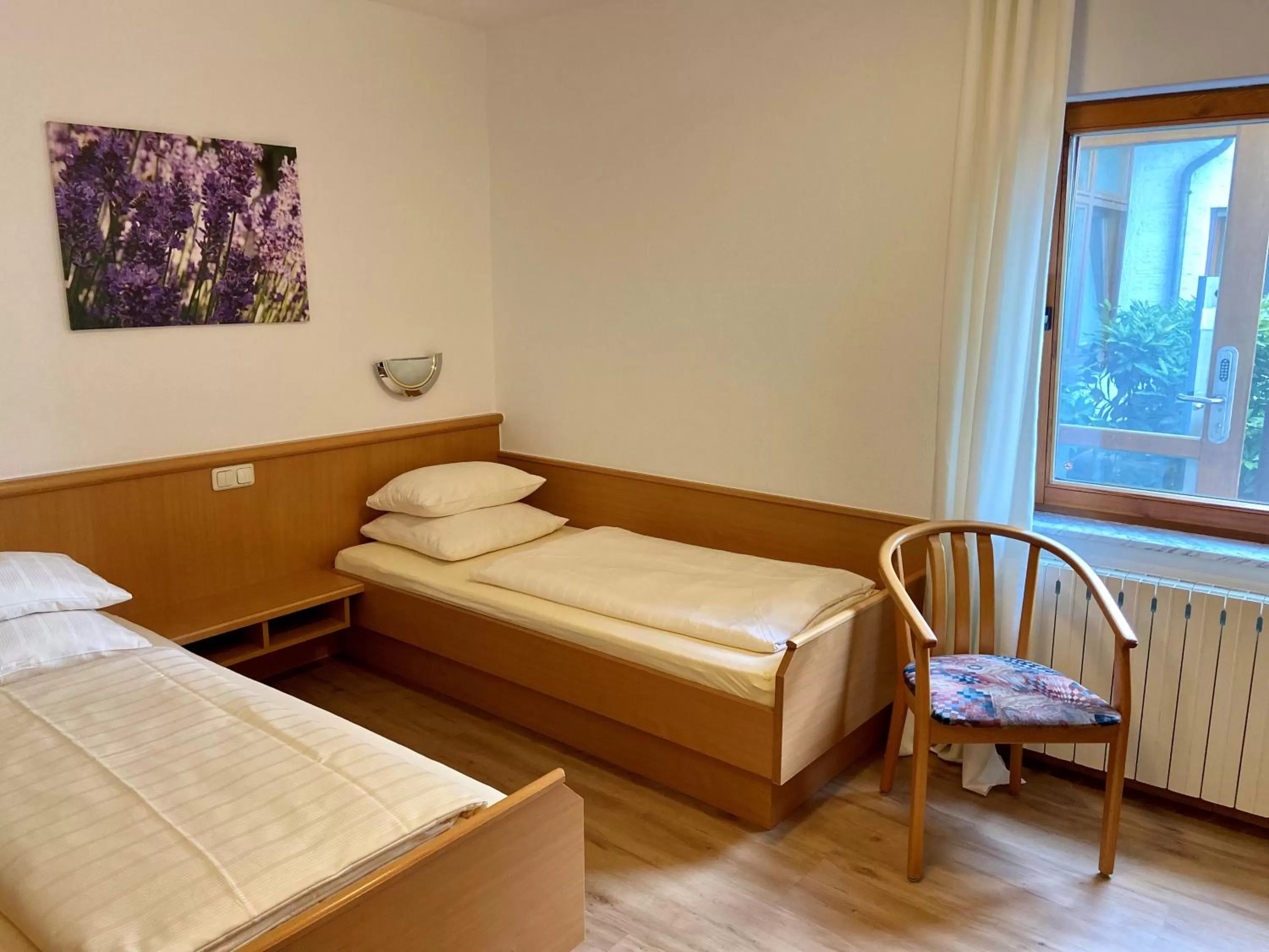 Shower, Bed in Hotel Bett & Frühstück