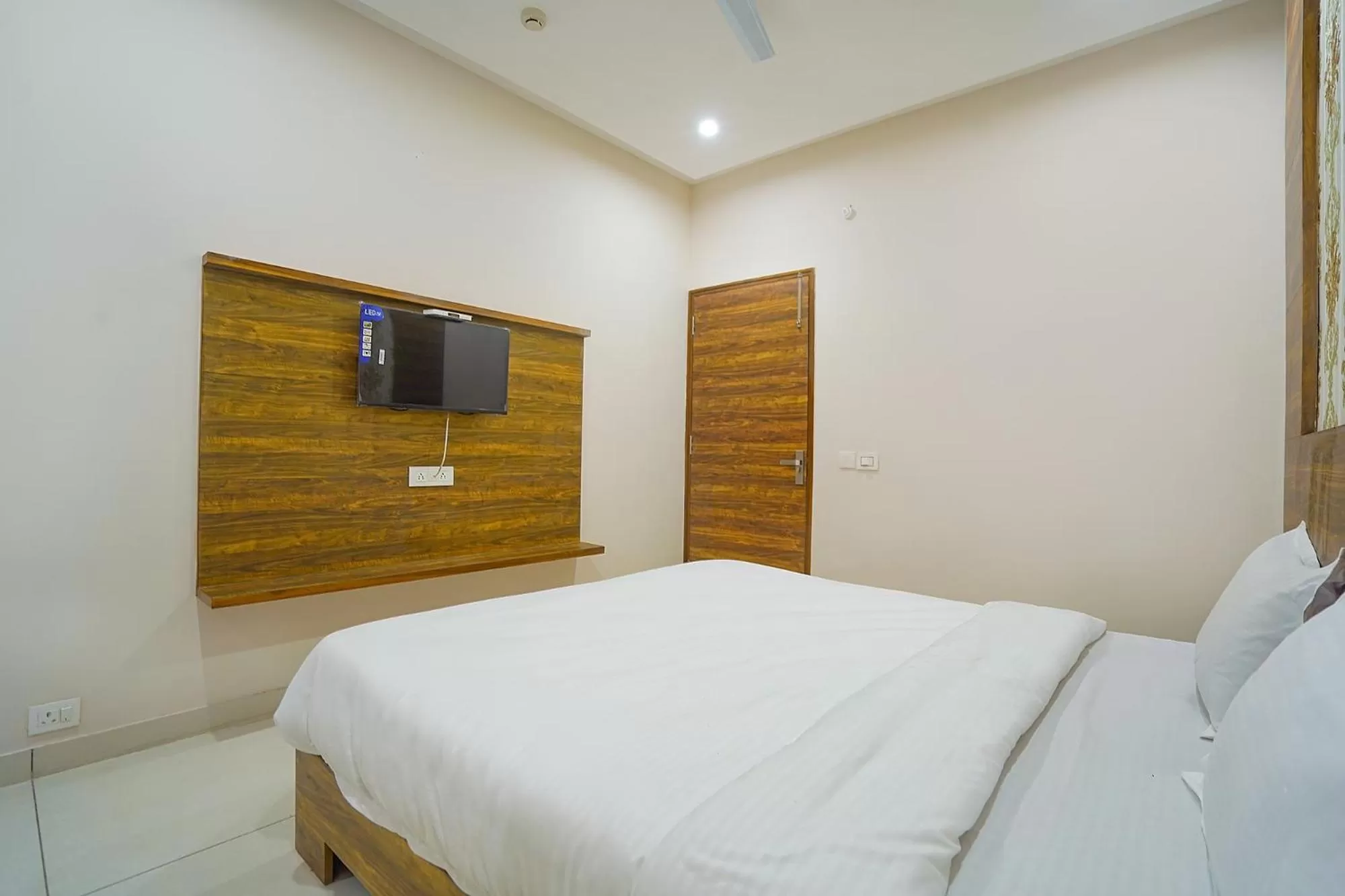 Bed in FabHotel HC Mohali Inn