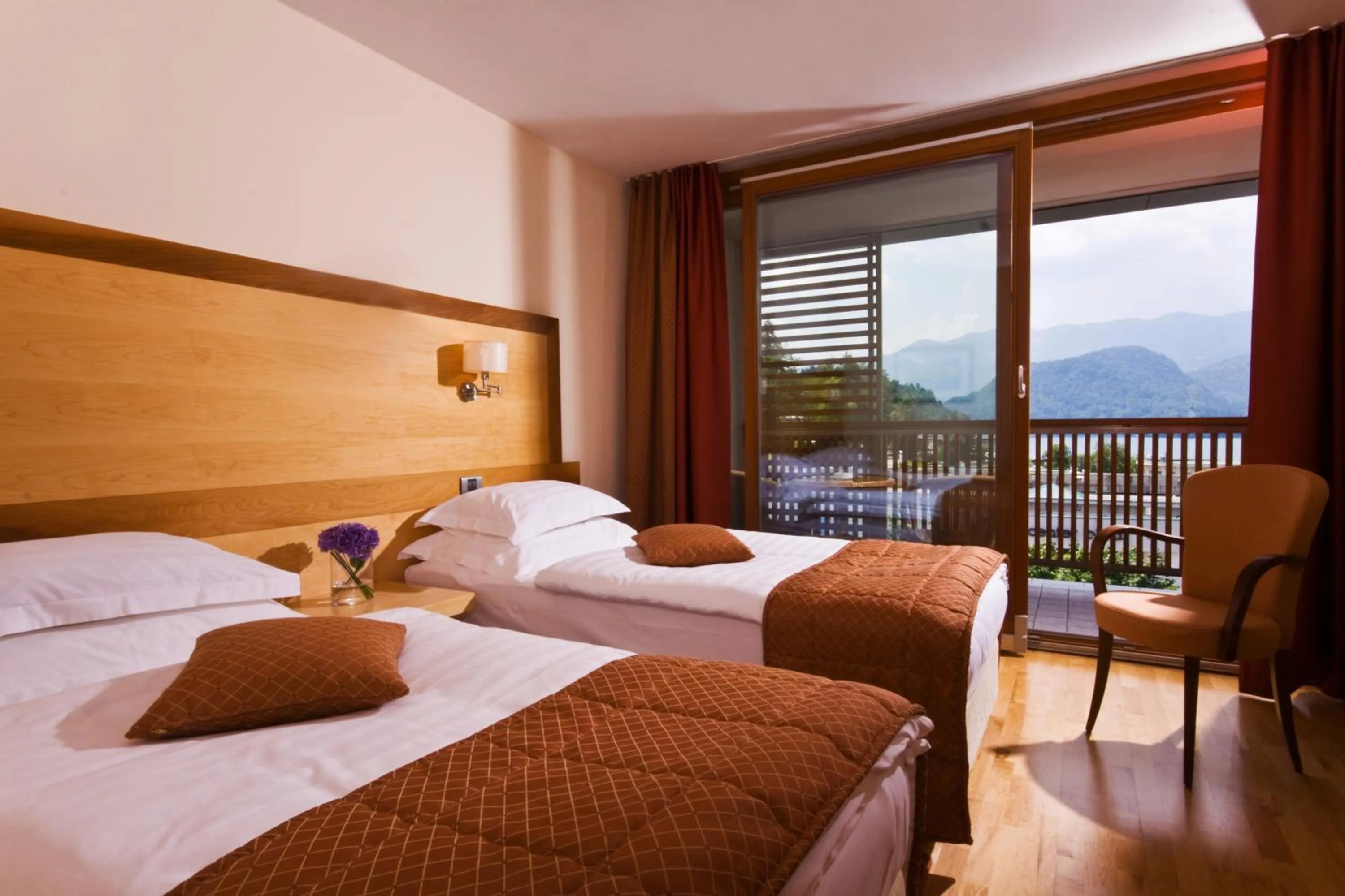 Twin Room with Lake View in Hotel Lovec