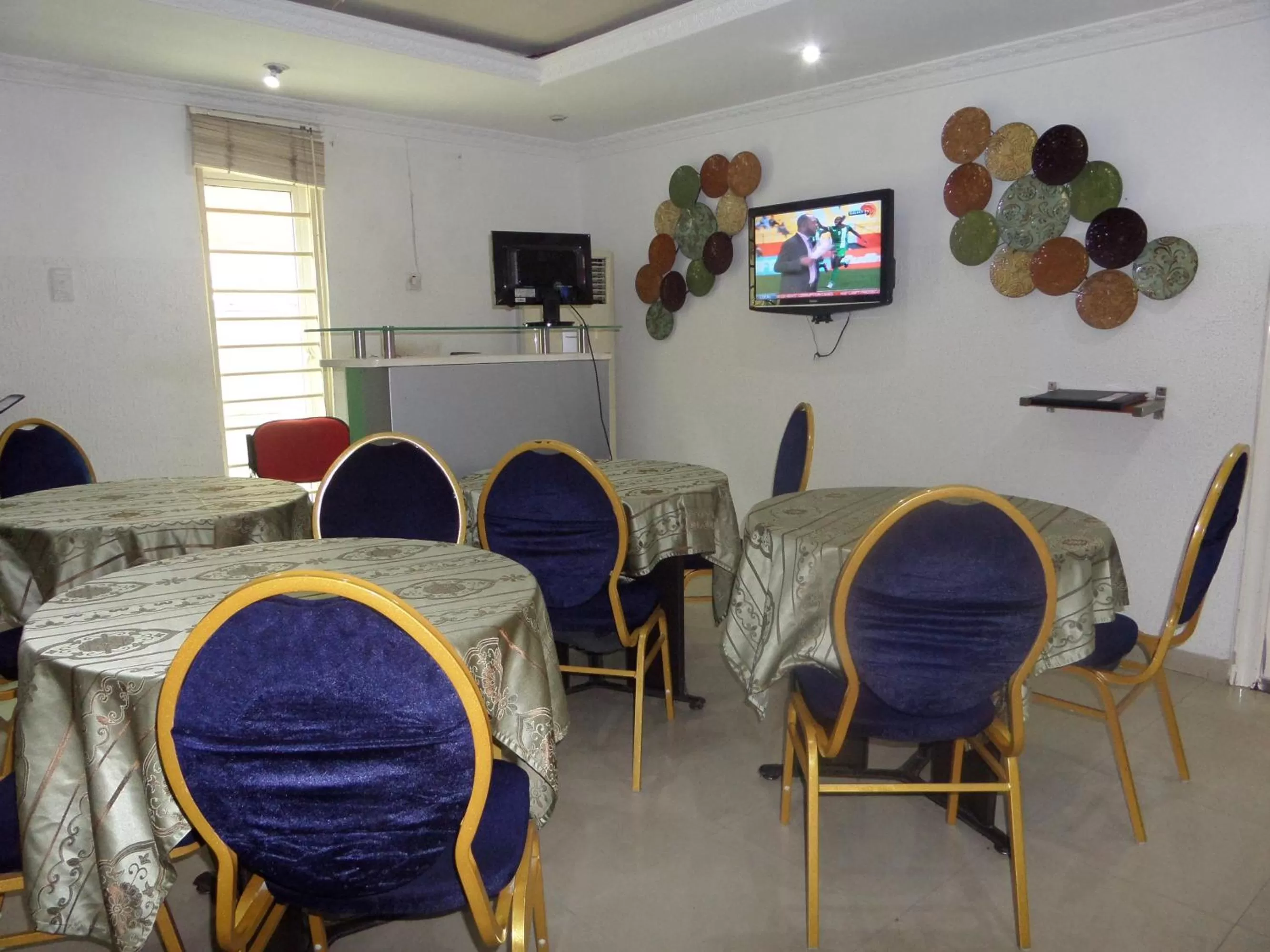 Restaurant/places to eat in TheoDawn Hotels @ Suite 29