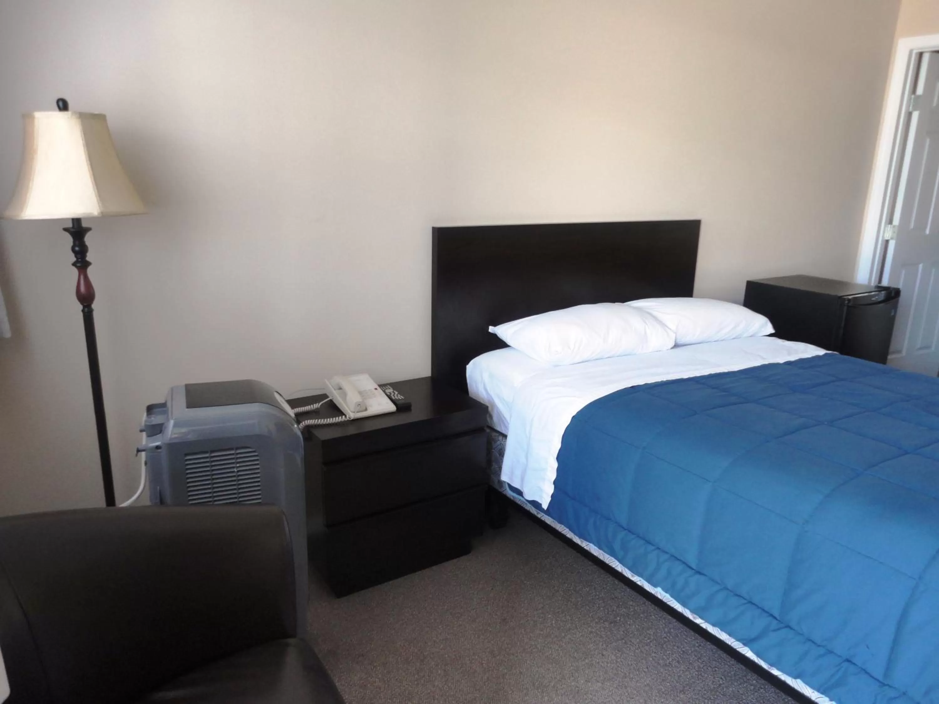 Bedroom, Bed in Stratford Motel