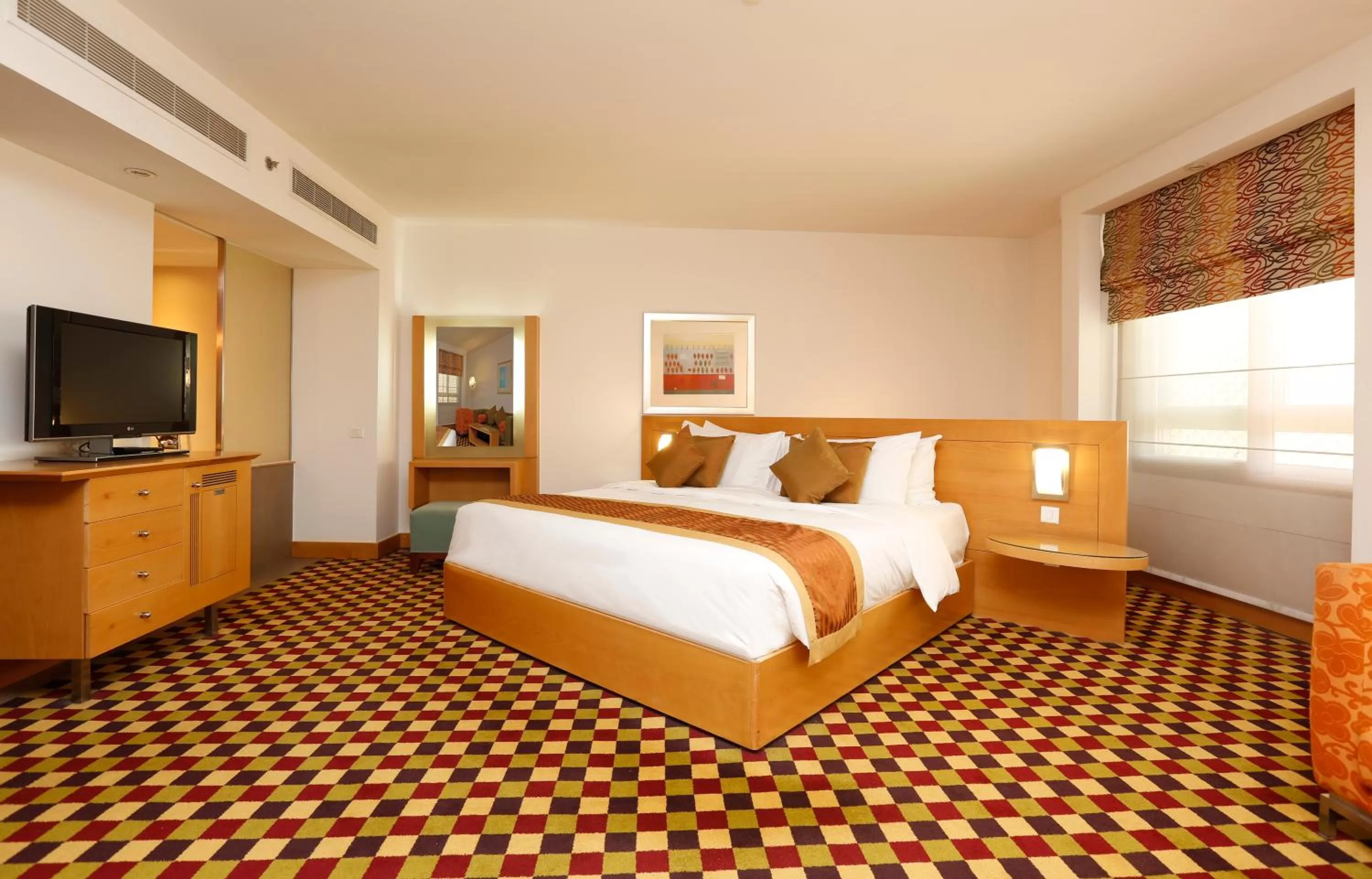 Shower, Bed in Radisson Blu Hotel, Riyadh