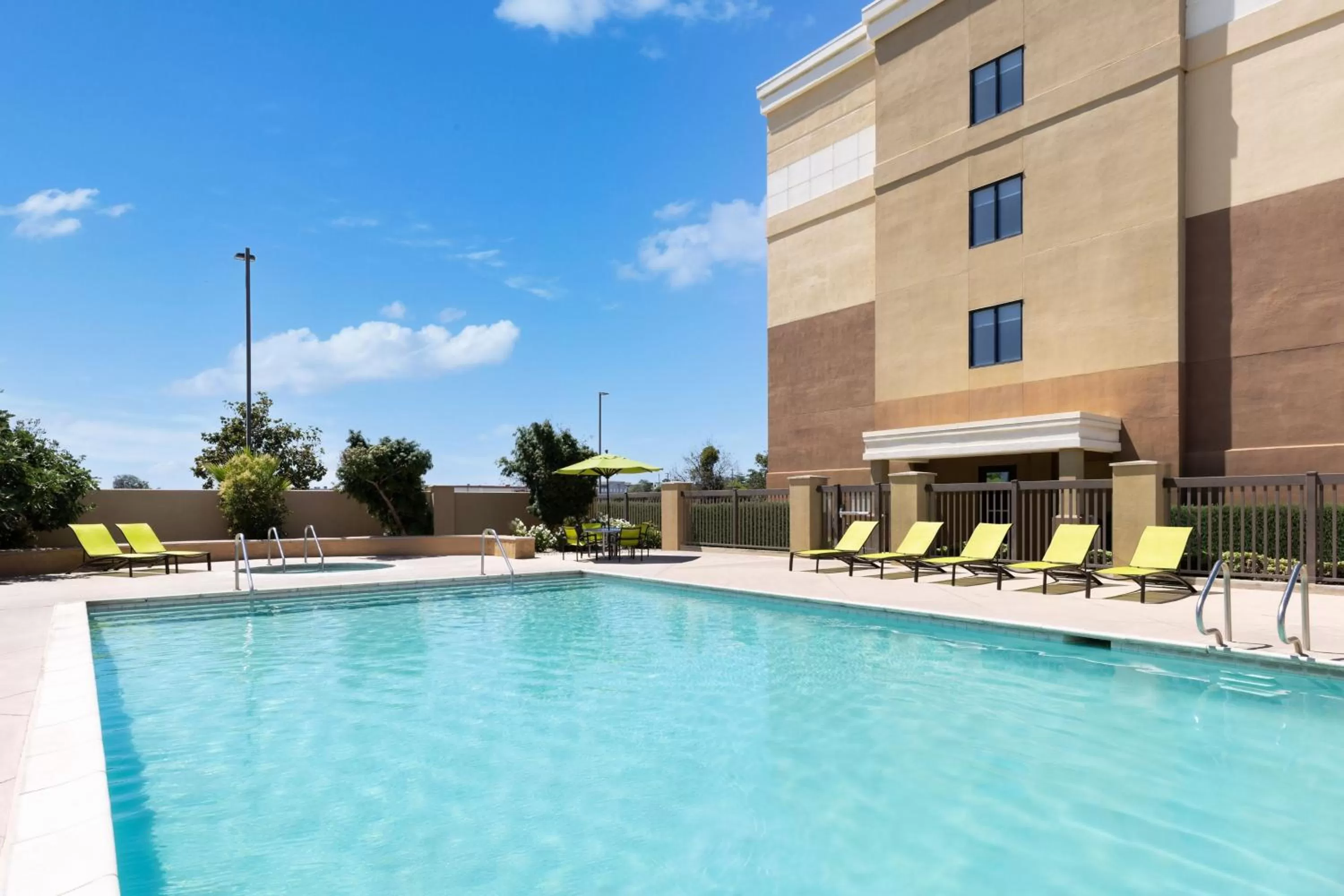 Swimming pool in SpringHill Suites Fresno
