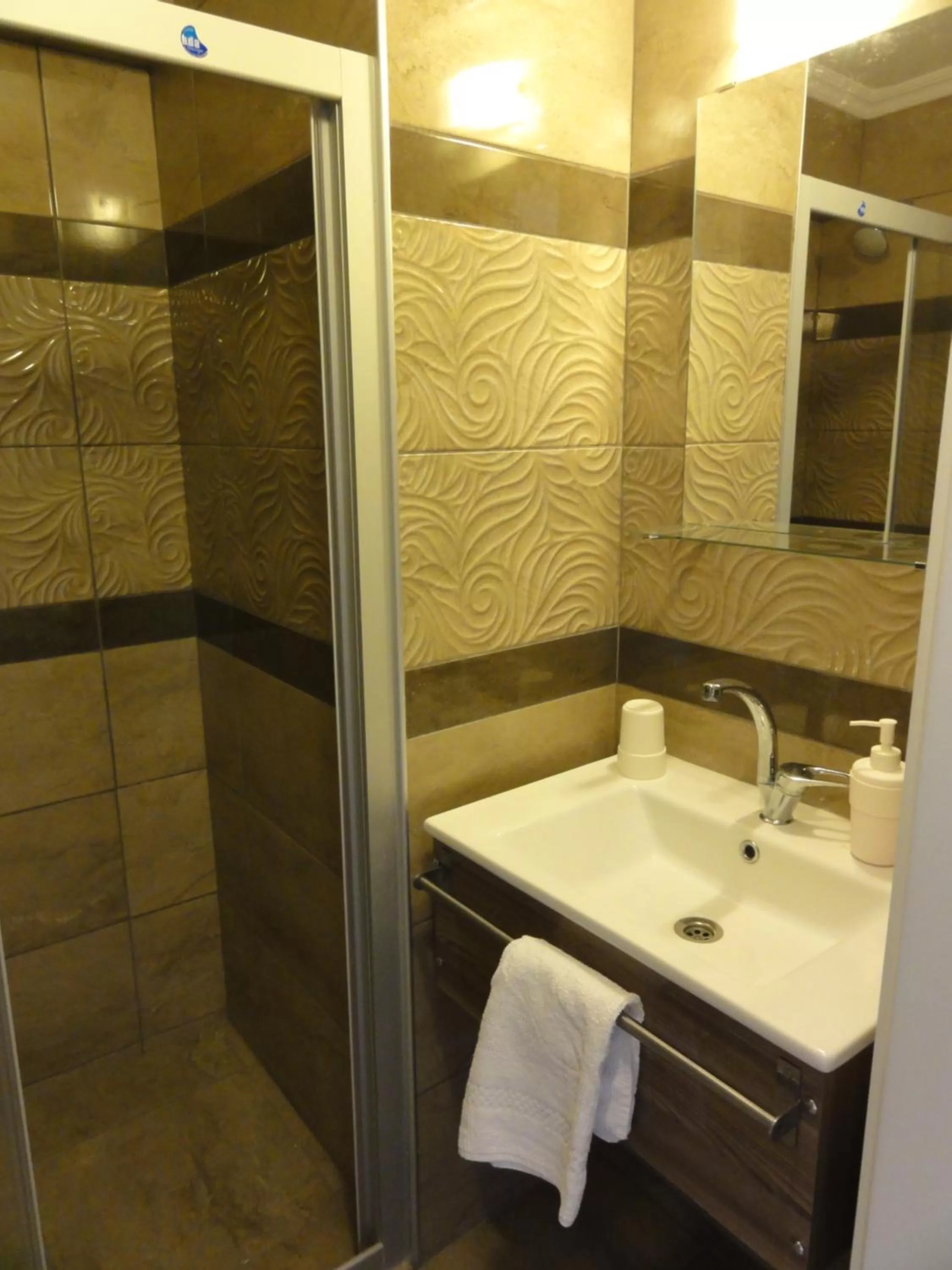 Shower in Altinersan Hotel