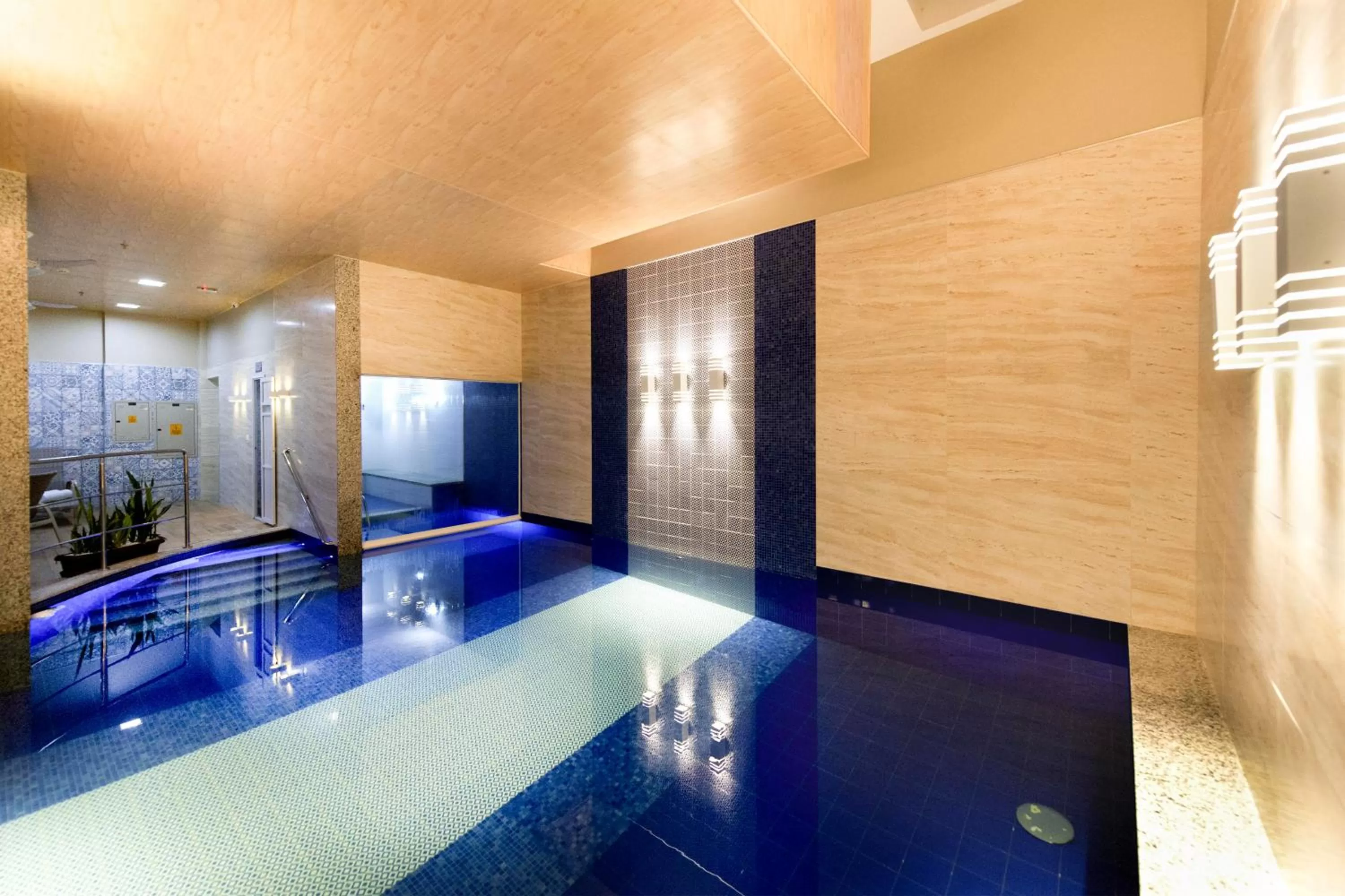 Swimming pool in Comfort Suites Macaé