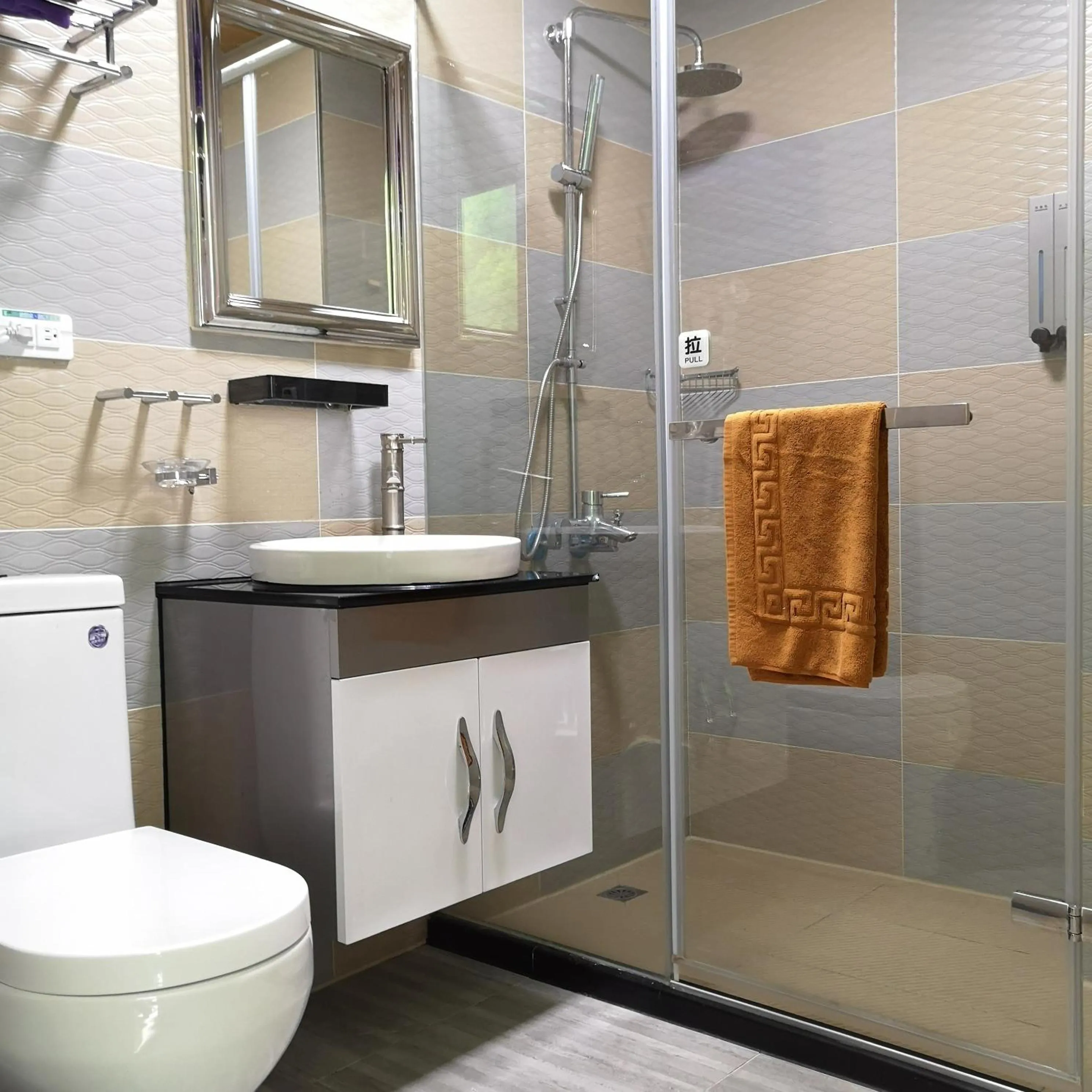 Bathroom in 墾丁秋莊會館 附限量停車位 不保證有位置 無法事先預留 背包房無車位 預訂後記得加Line聯繫