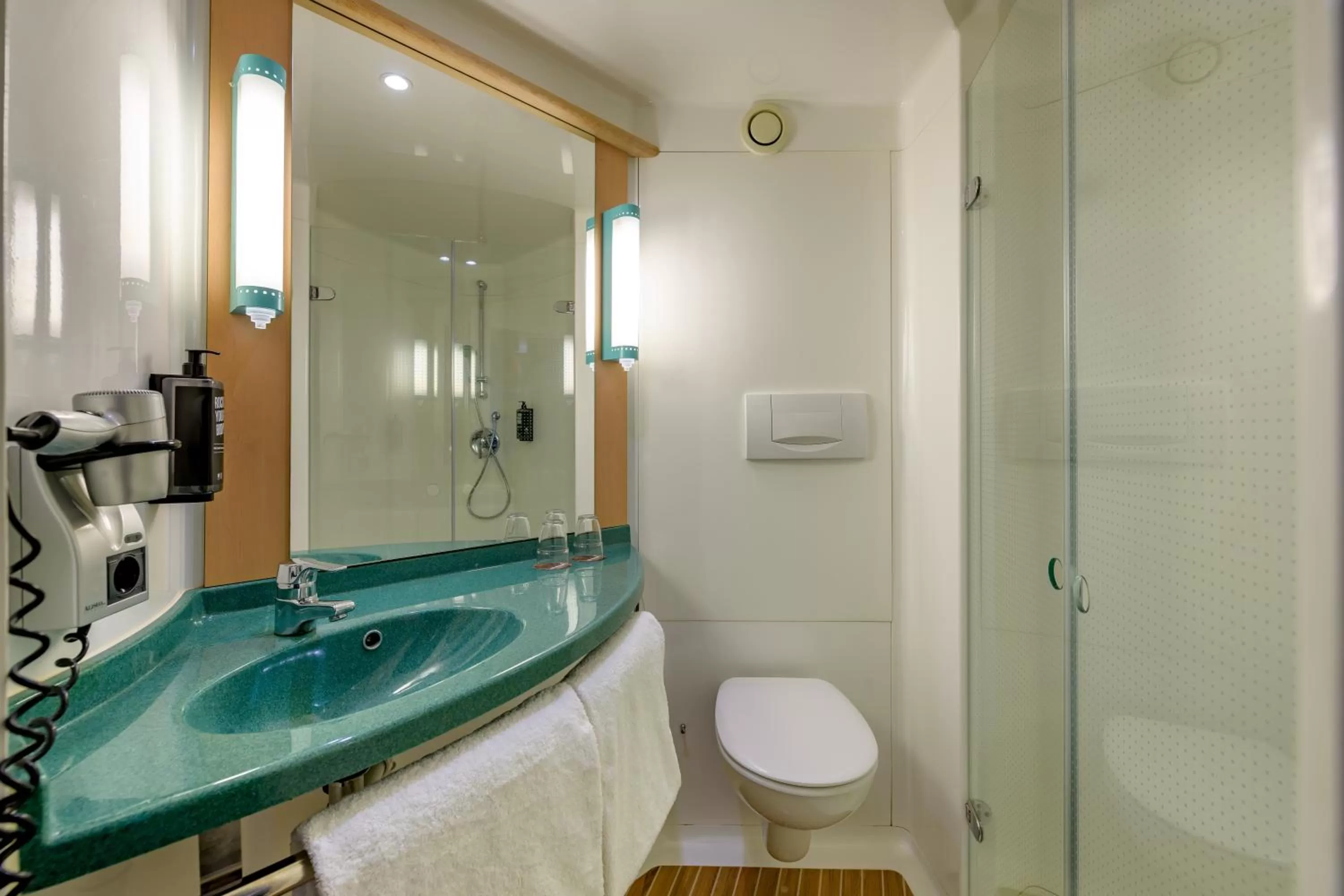 Toilet in ibis Hamburg Alsterring