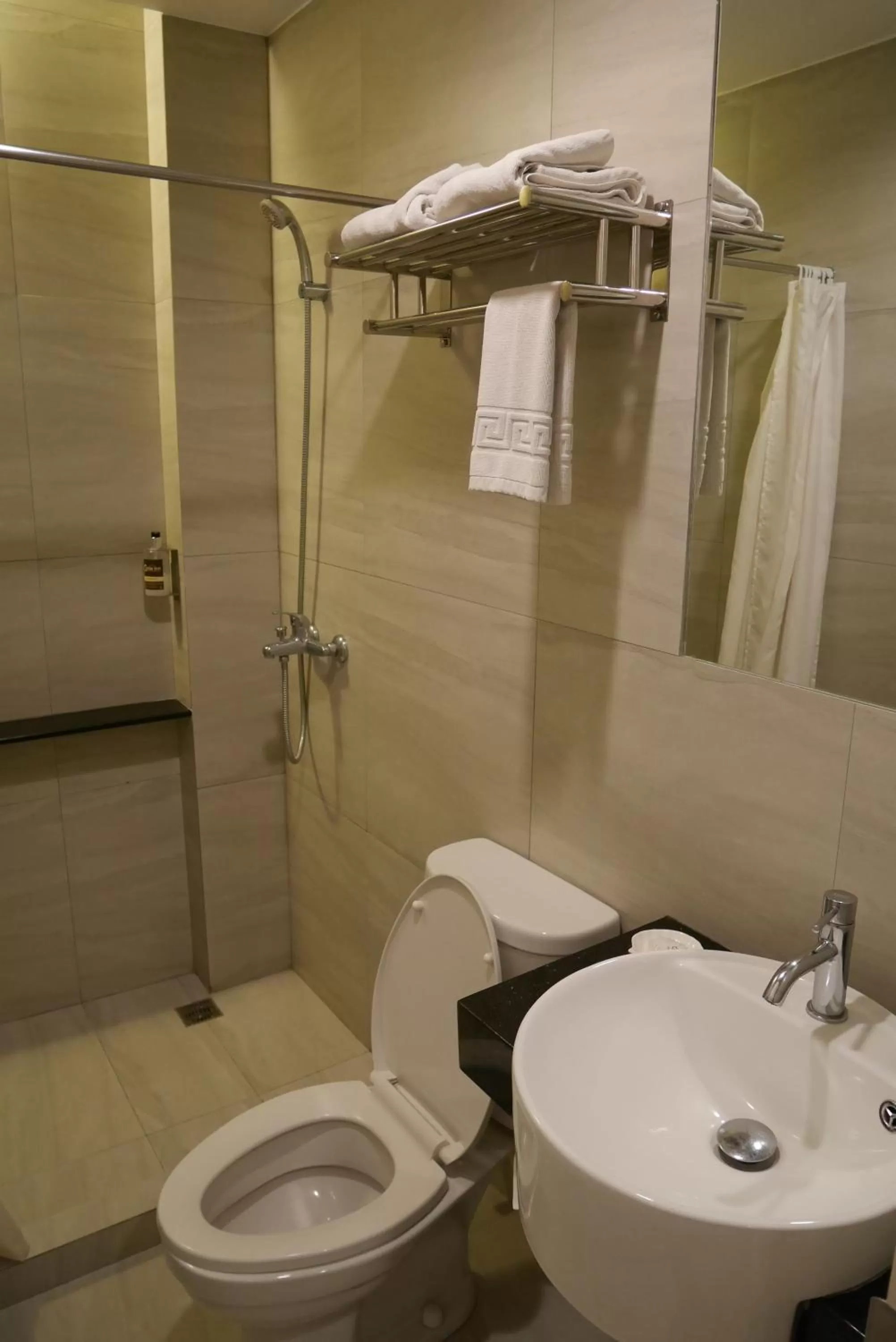 Shower in Circle Inn Hotel and Suites Bacolod