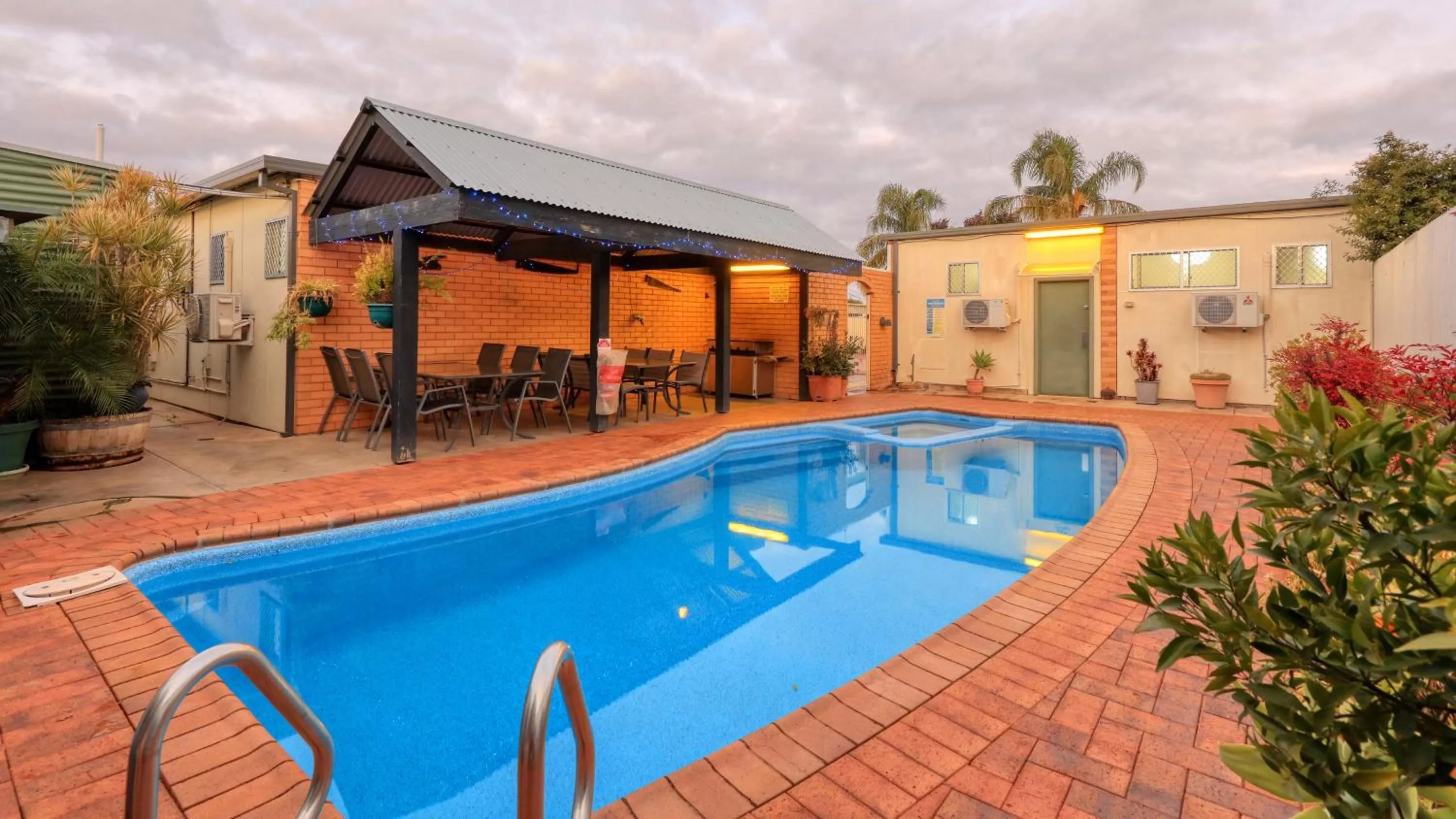 BBQ facilities in Oasis Motor Inn