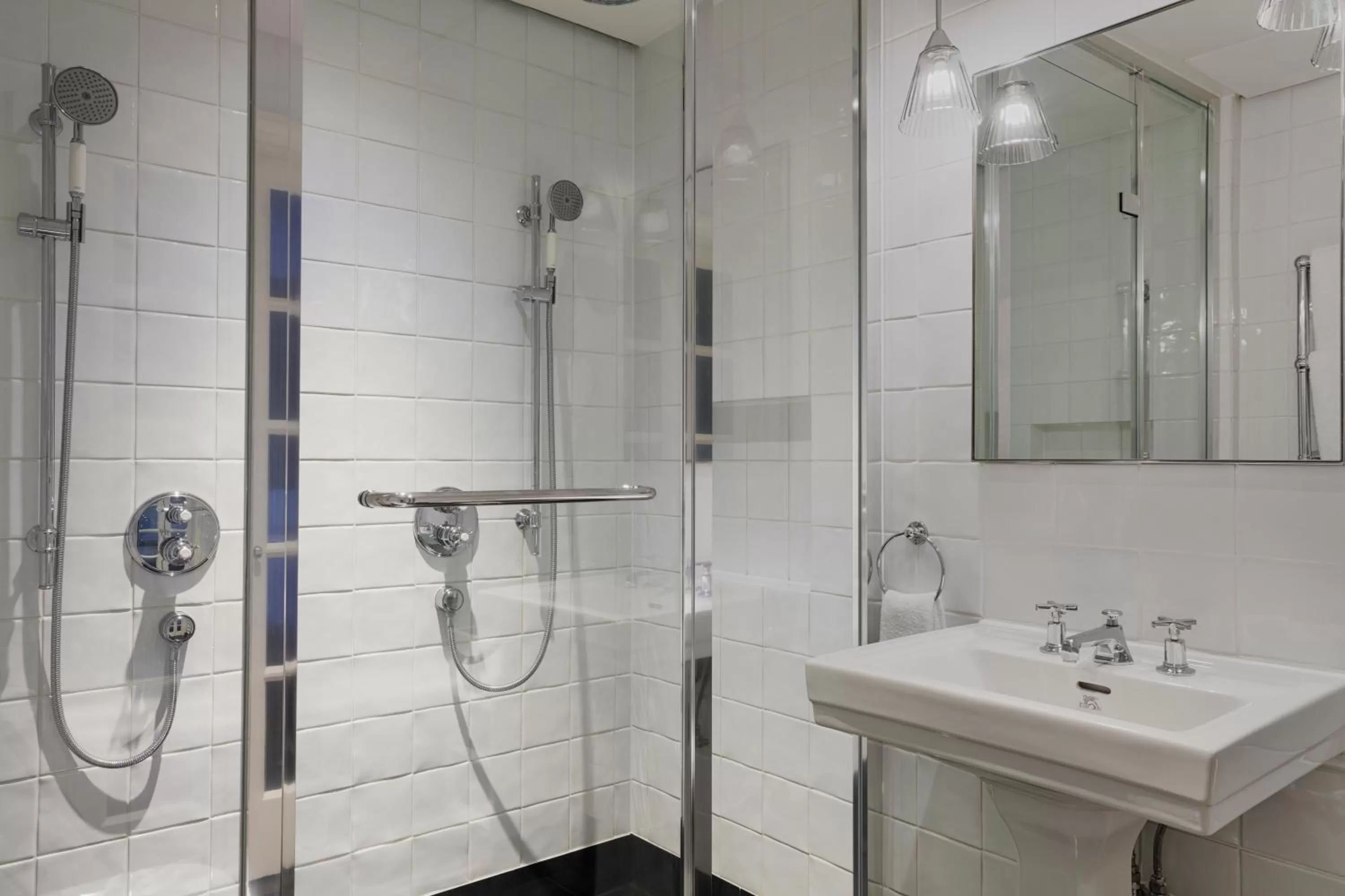 Bathroom in Kaya Great Northern Hotel, London