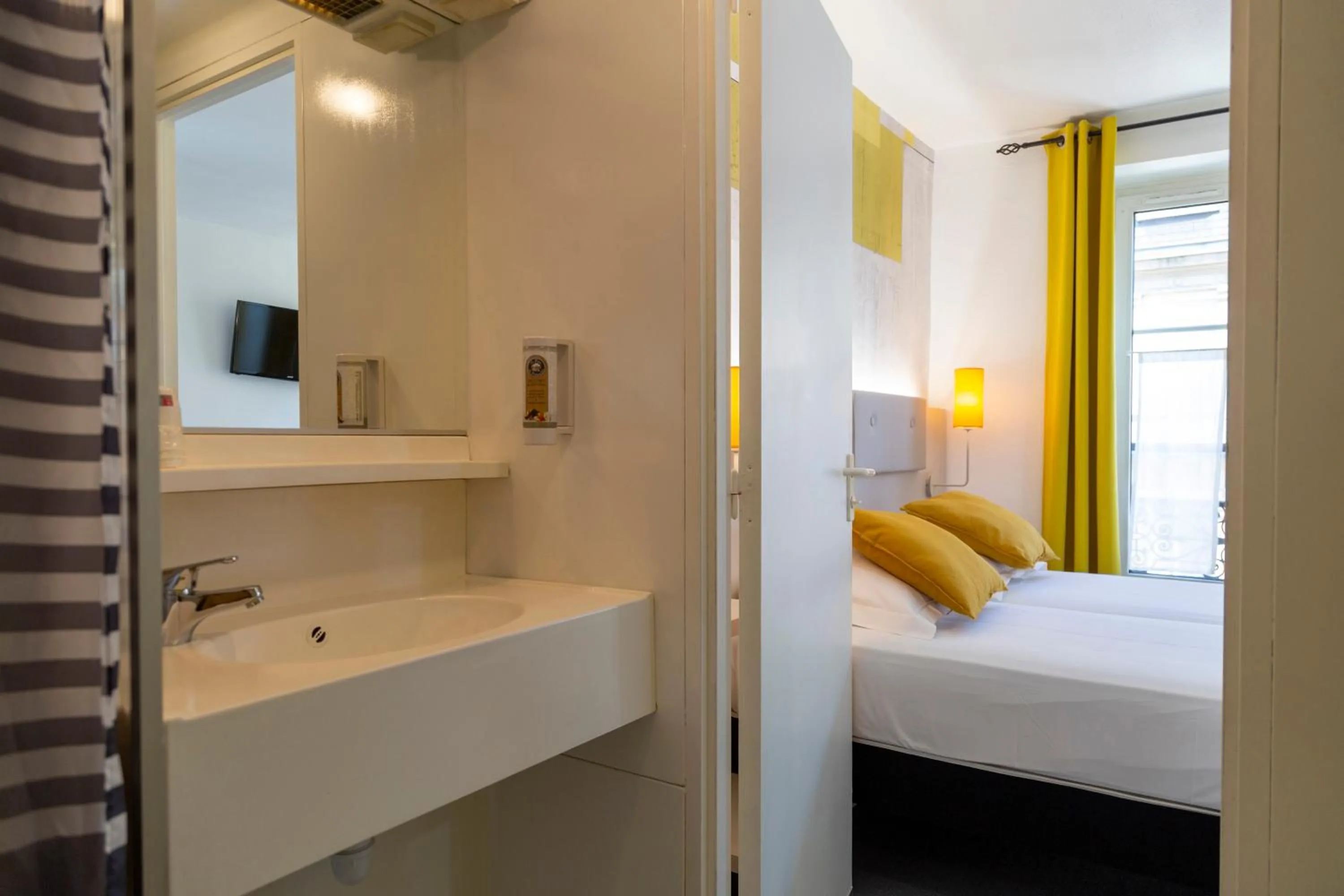 Bathroom, Bed in Hotel Victoria