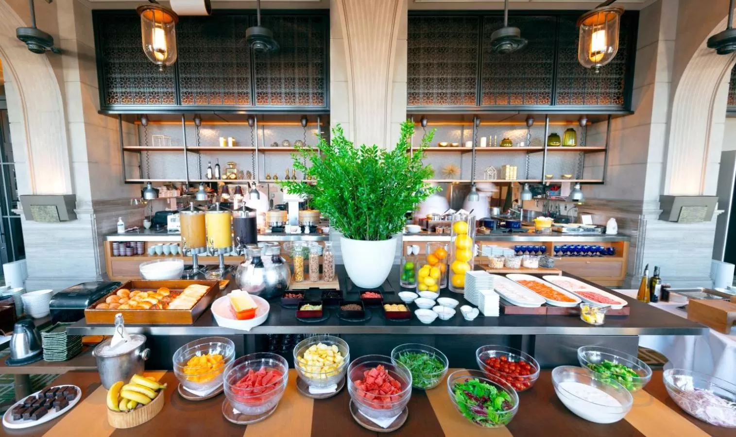 Restaurant/places to eat in Oriental Hotel