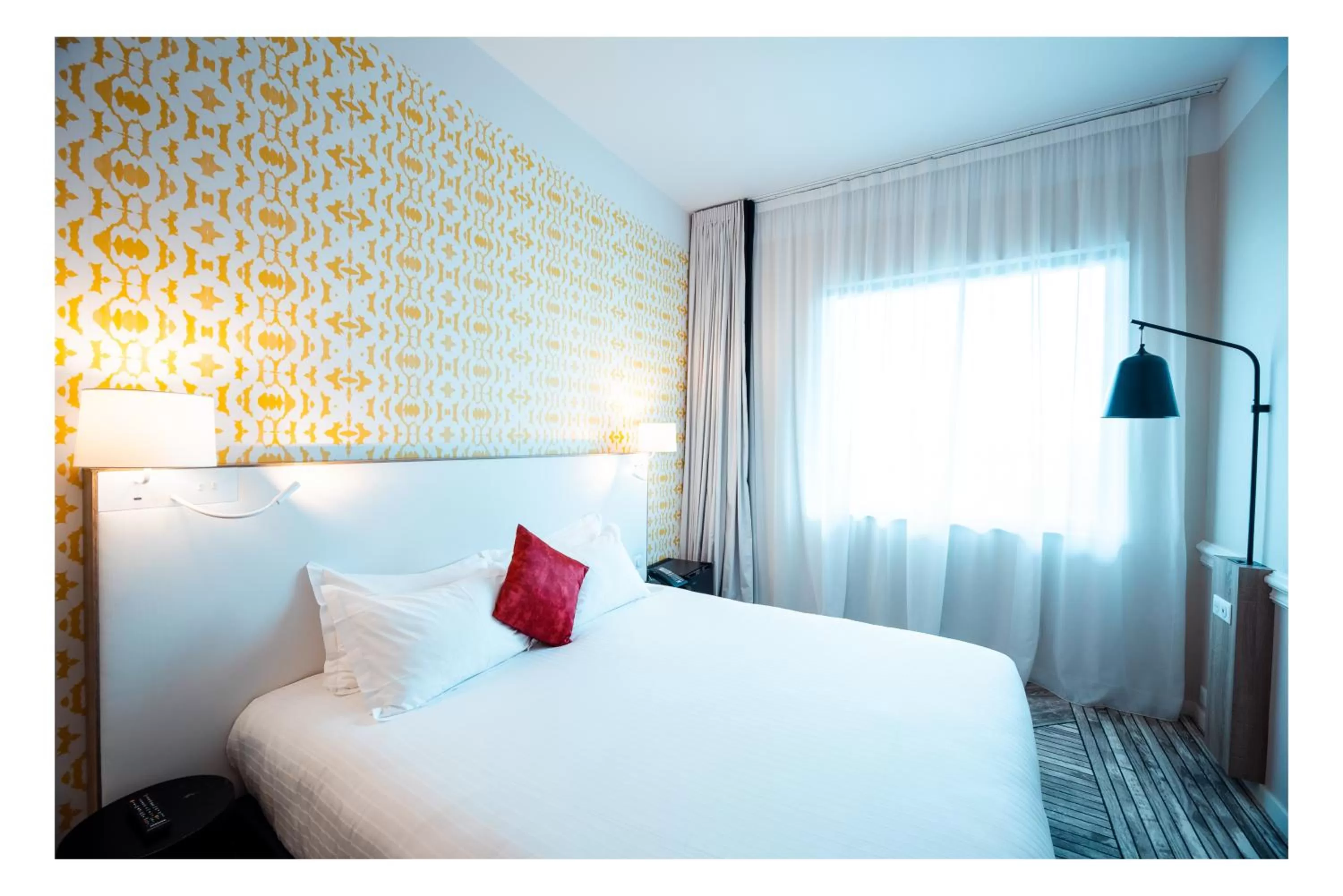 Bedroom, Bed in The Originals Boutique, Hôtel Maison Montmartre Paris Les Puces