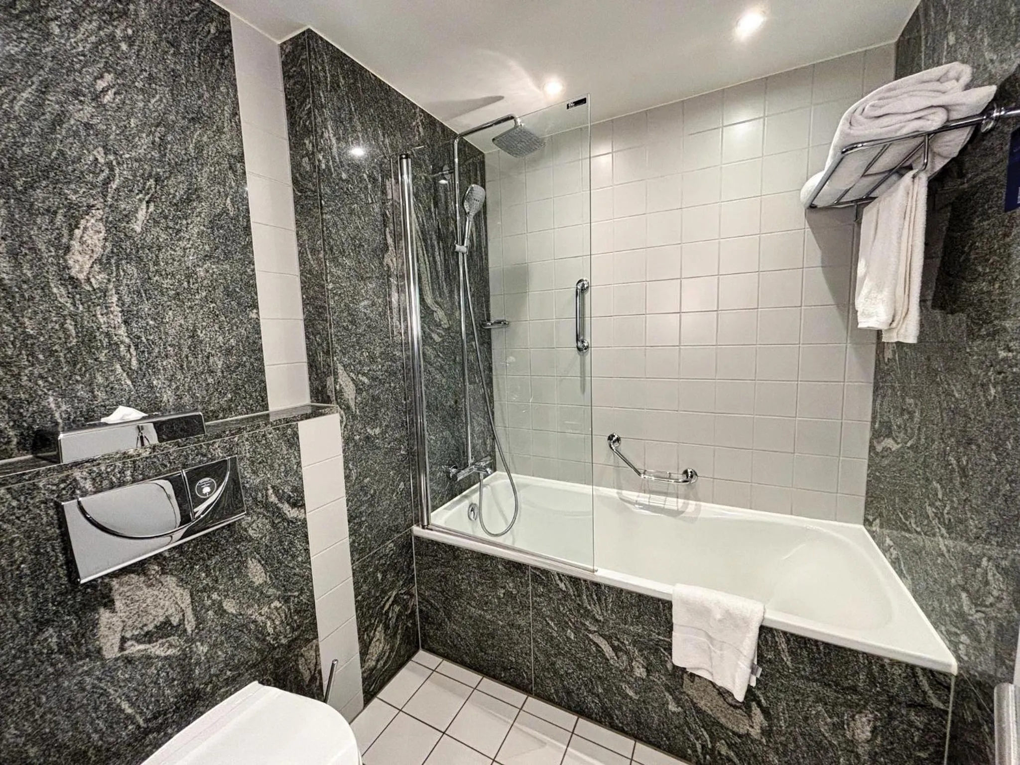 Bathroom in Radisson BLU Palace Hotel, Spa