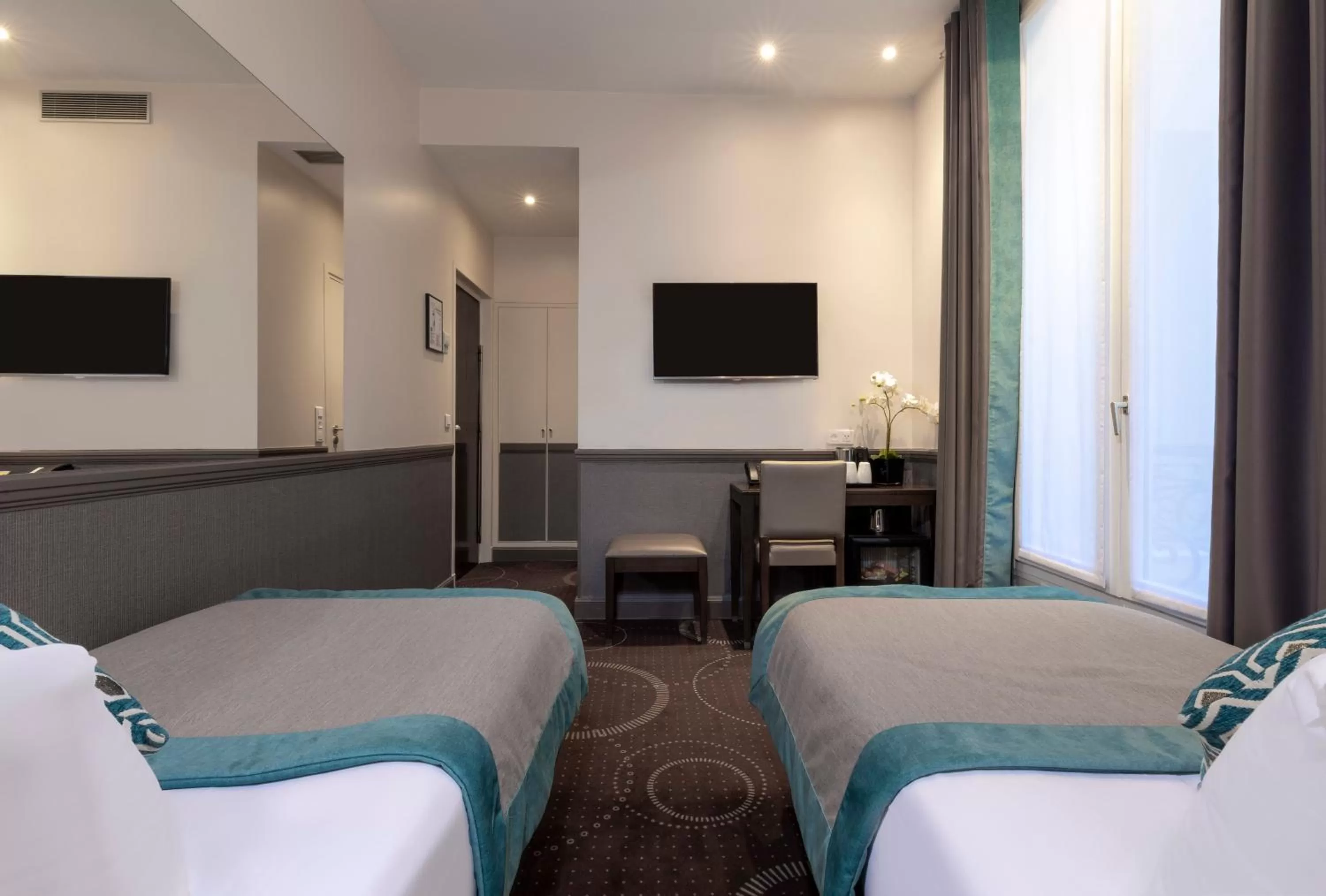 TV and multimedia, Bed in Elysées Ceramic