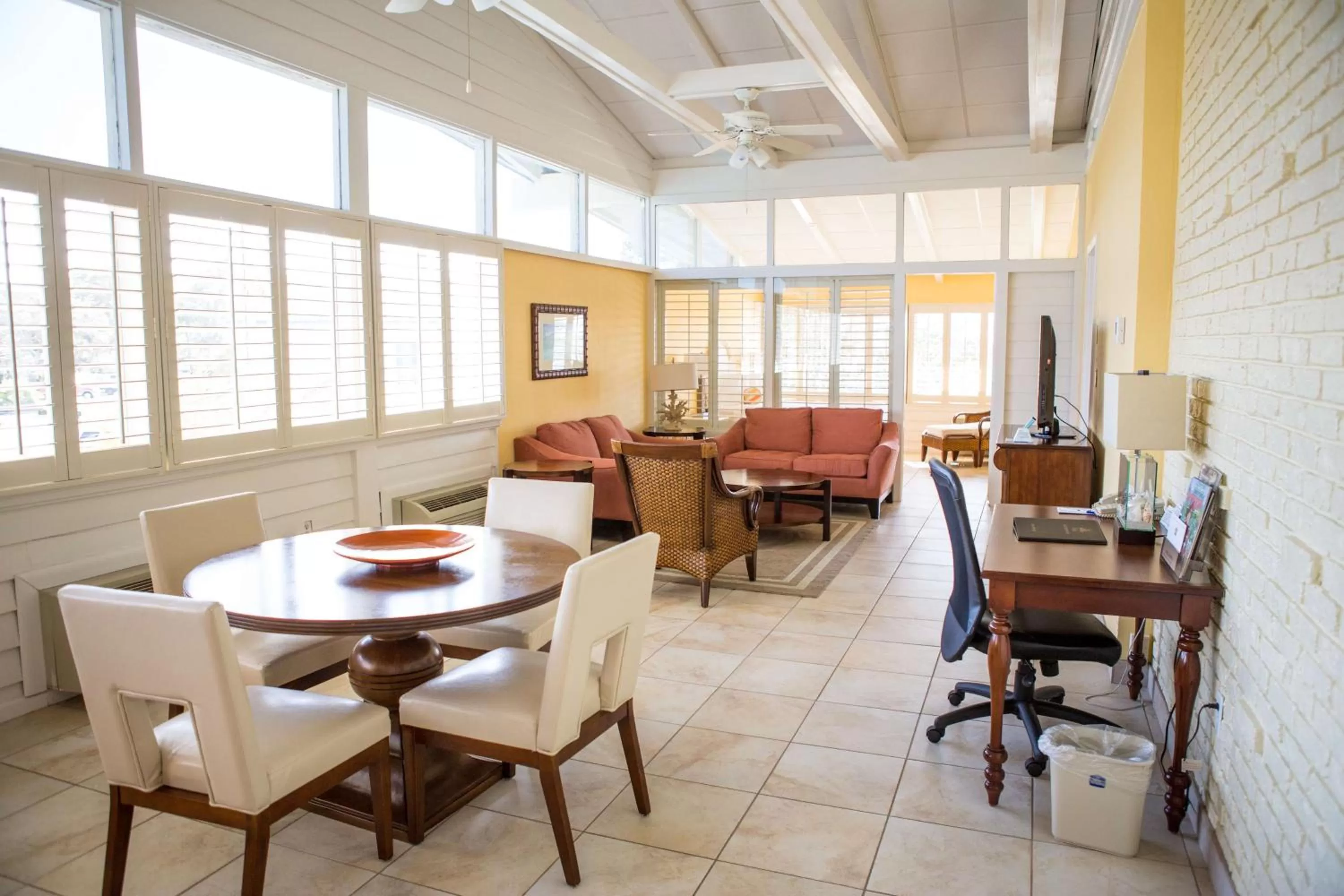 Photo of the whole room in Best Western Plus Yacht Harbor Inn