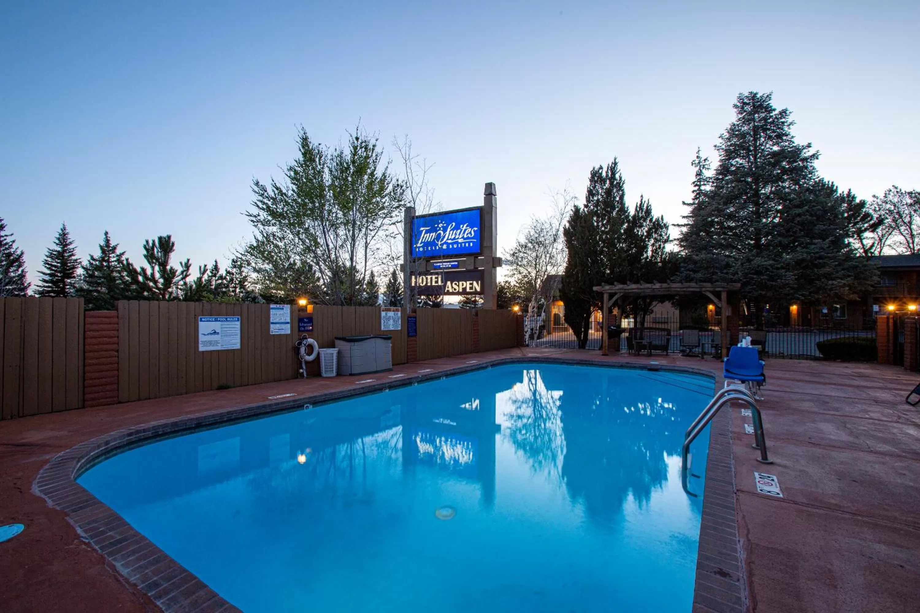 Swimming pool in Hotel Aspen Flagstaff/ Grand Canyon InnSuites