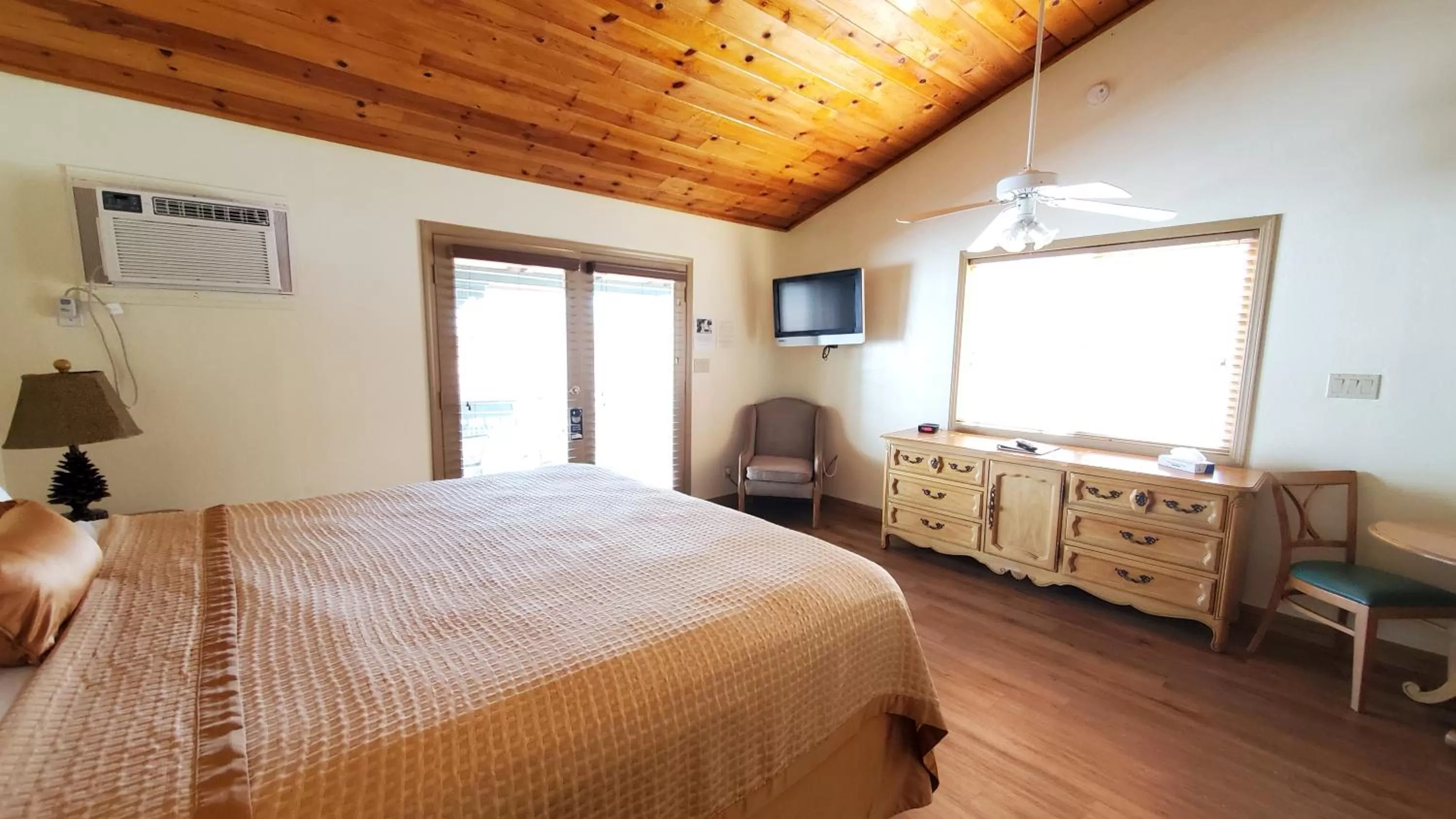 Bed in Kernville Inn