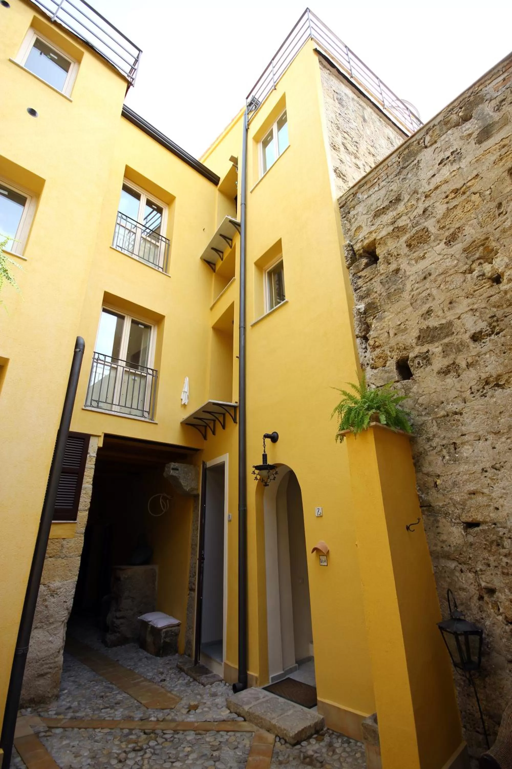 Facade/entrance in Khalisah