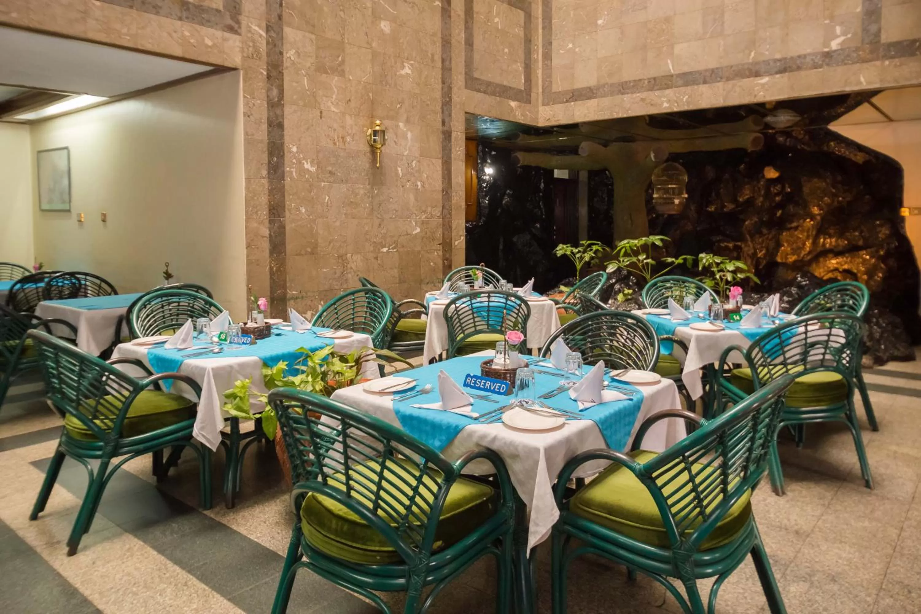 Restaurant/places to eat in Marble Arch Hotel