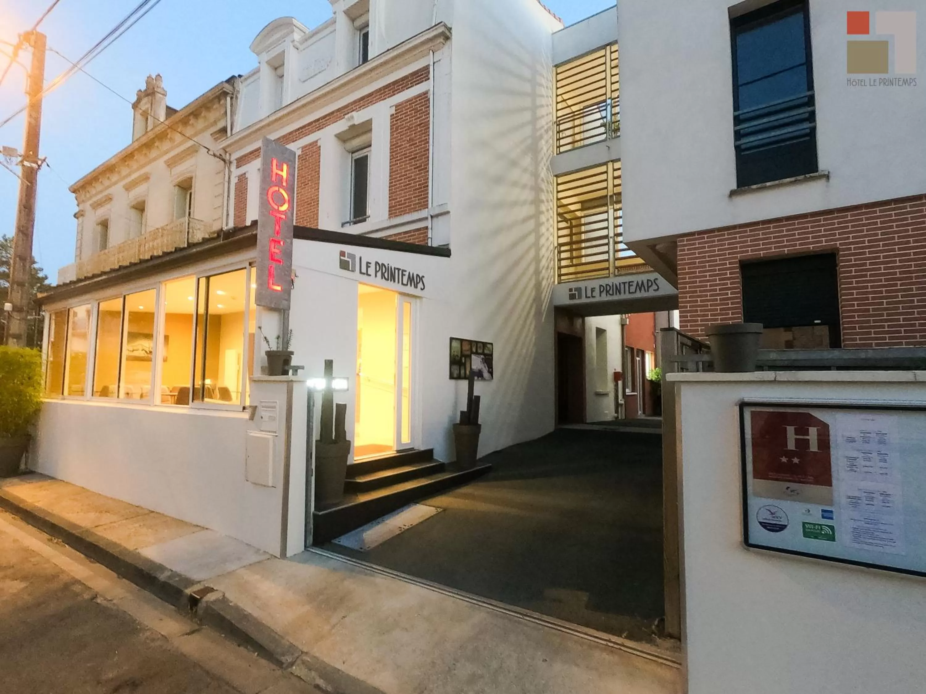 Facade/entrance in Hôtel Le Printemps