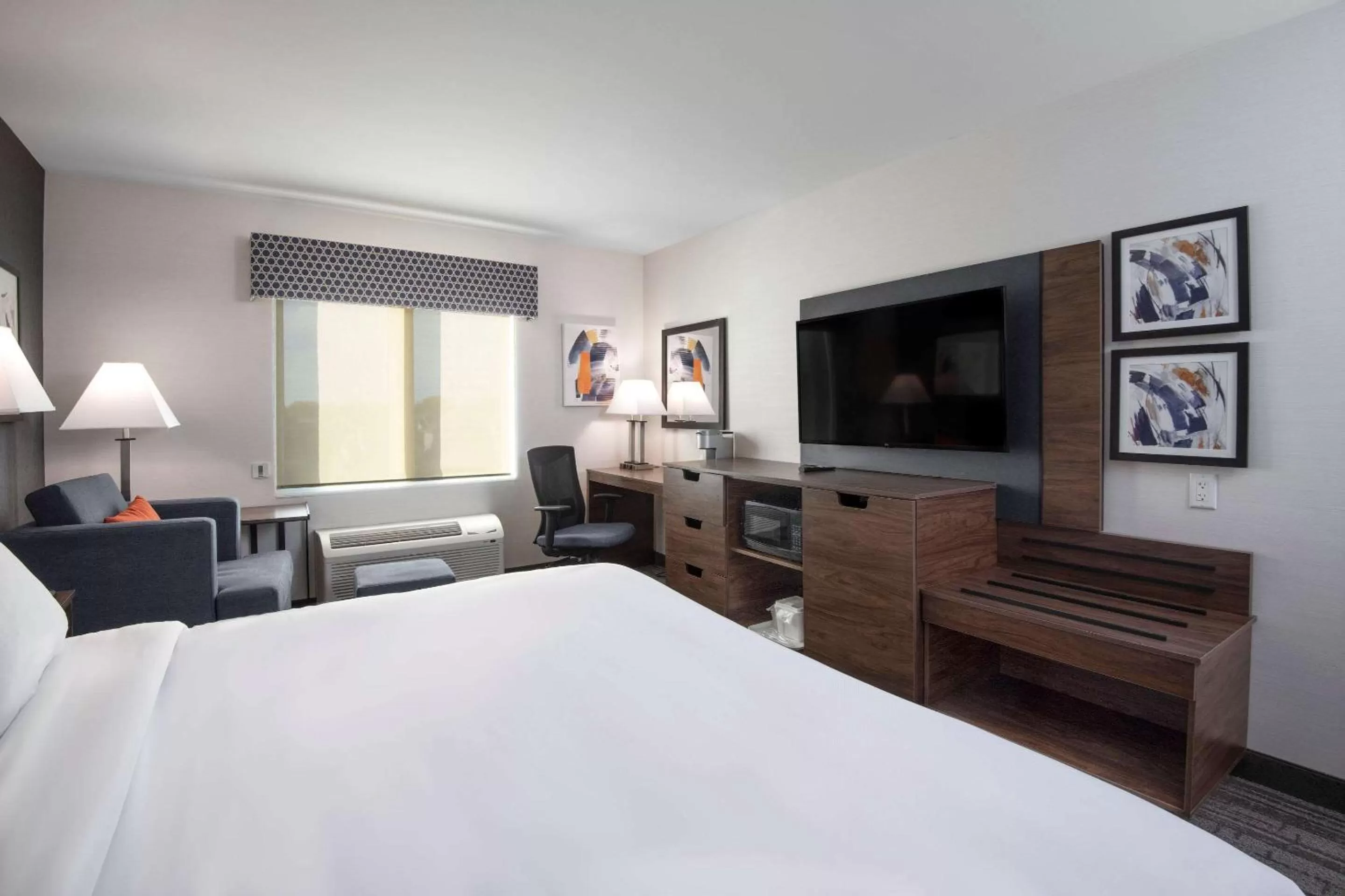 Photo of the whole room, Bed in Comfort Inn & Suites