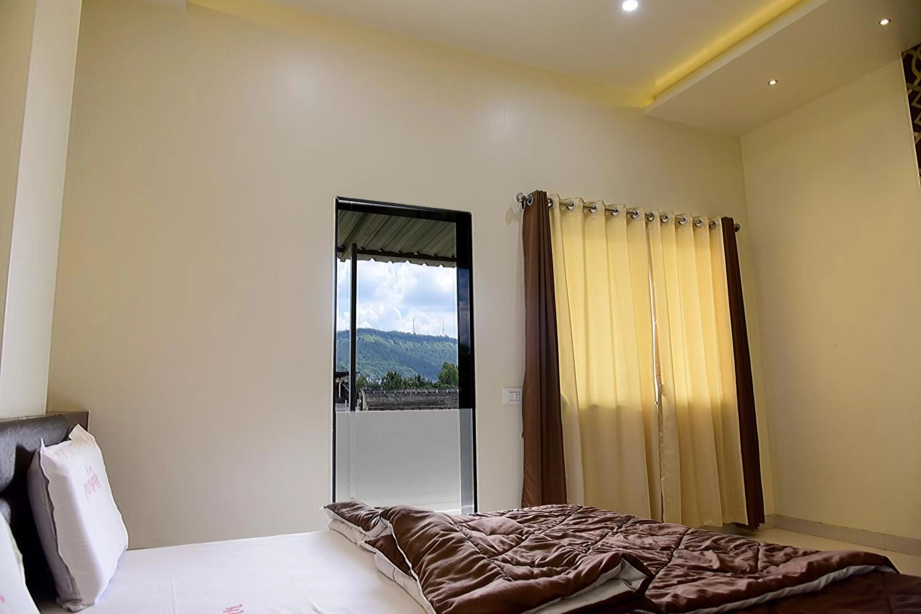 Mountain view in Hotel Pushpak