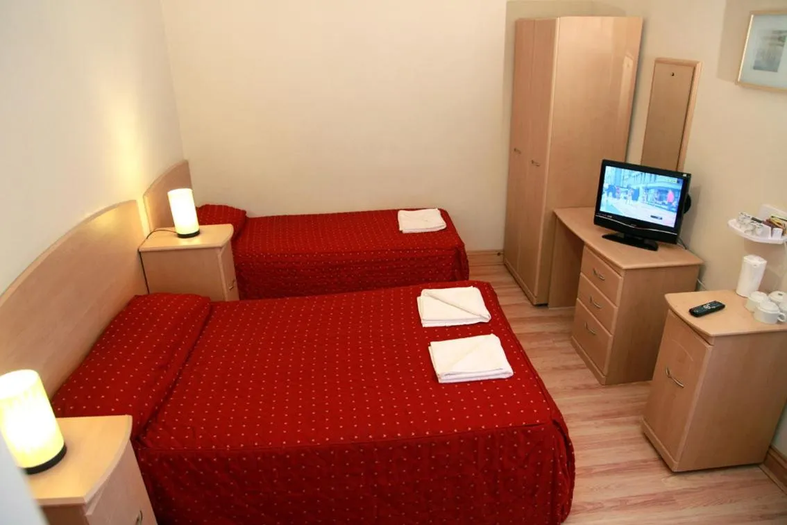 Photo of the whole room, Bed in Elmwood Hotel