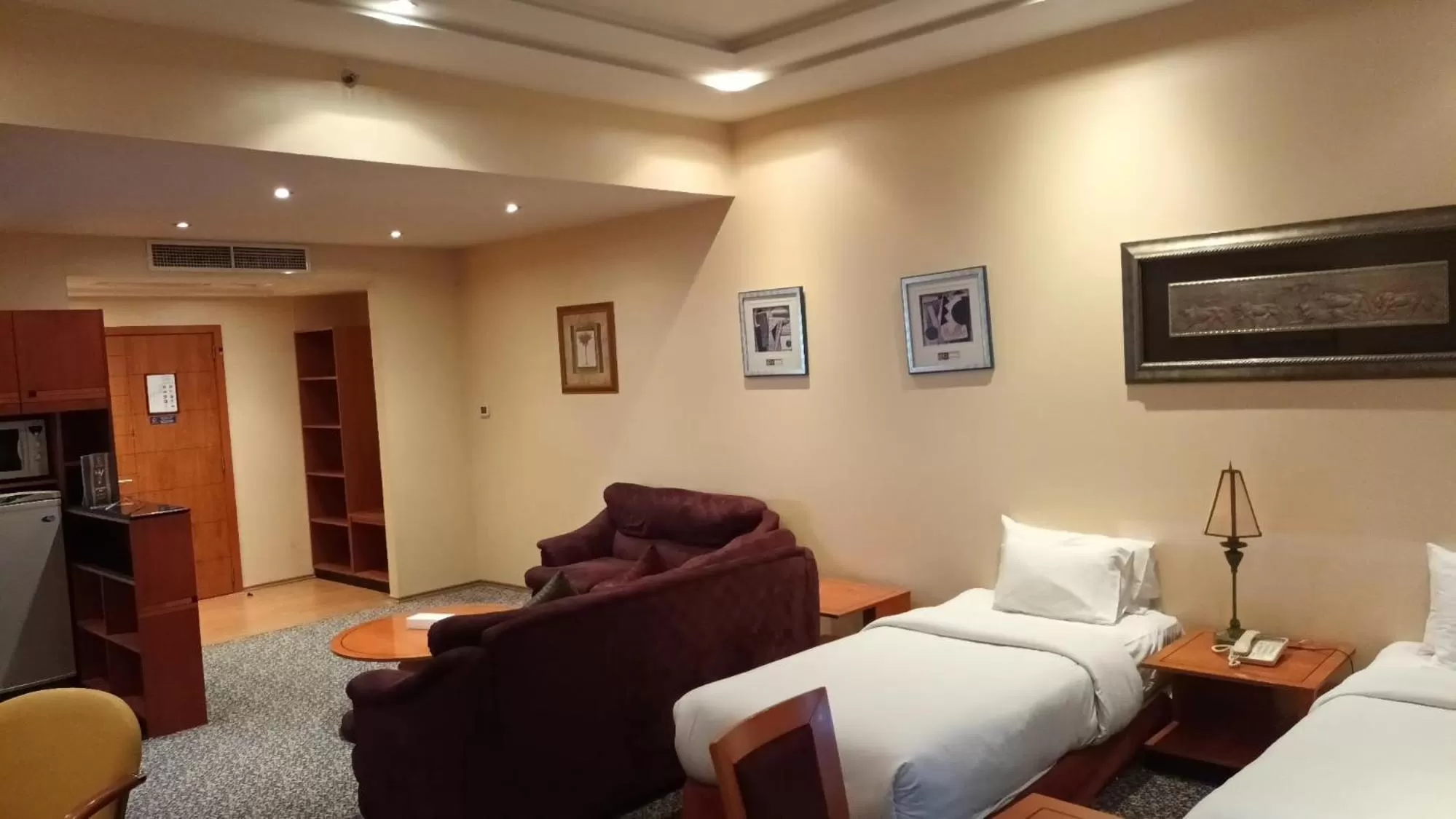 Living room, Bed in Gulf Court Hotel