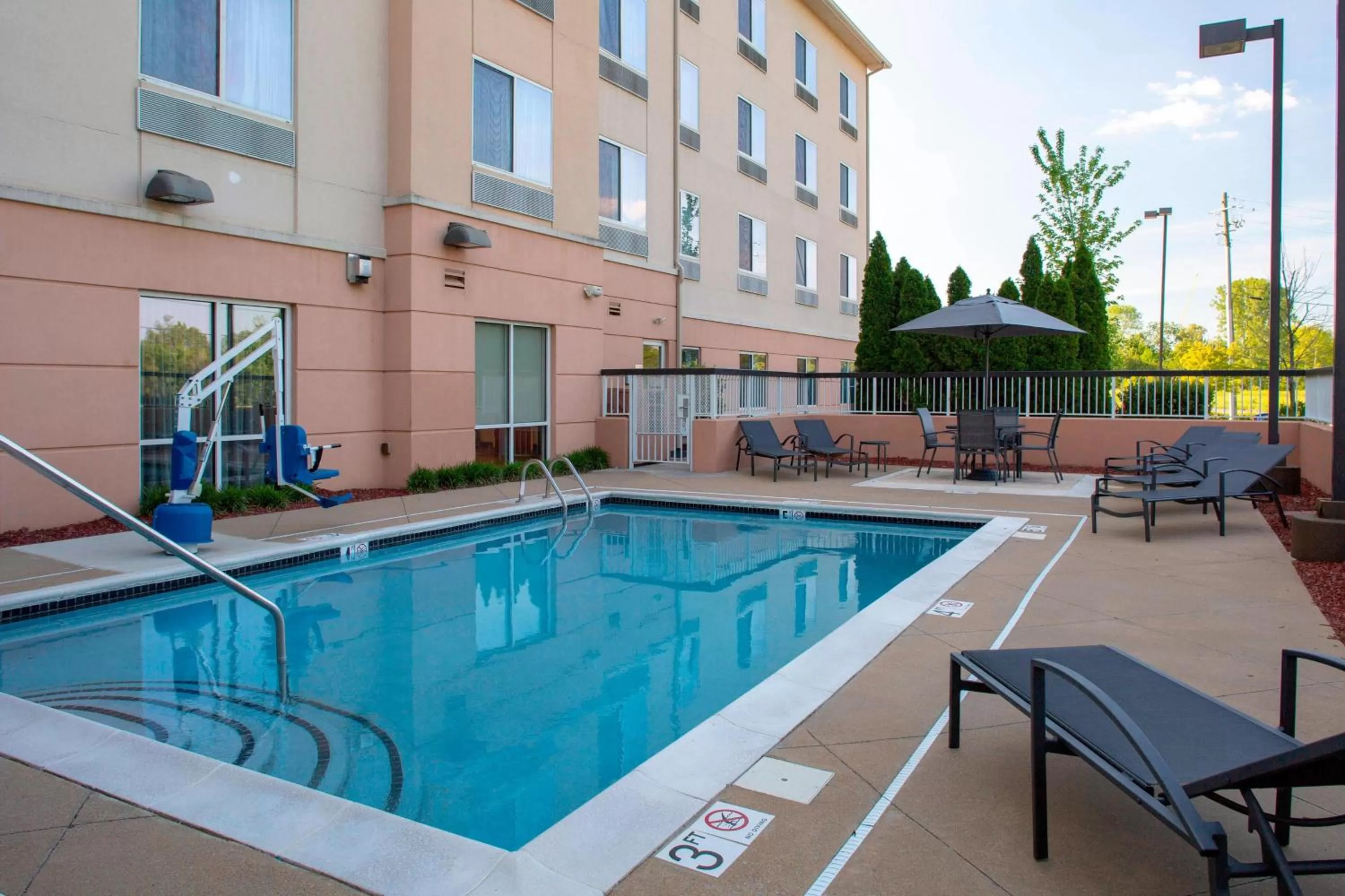 Swimming pool in Fairfield Inn and Suites by Marriott Gadsden