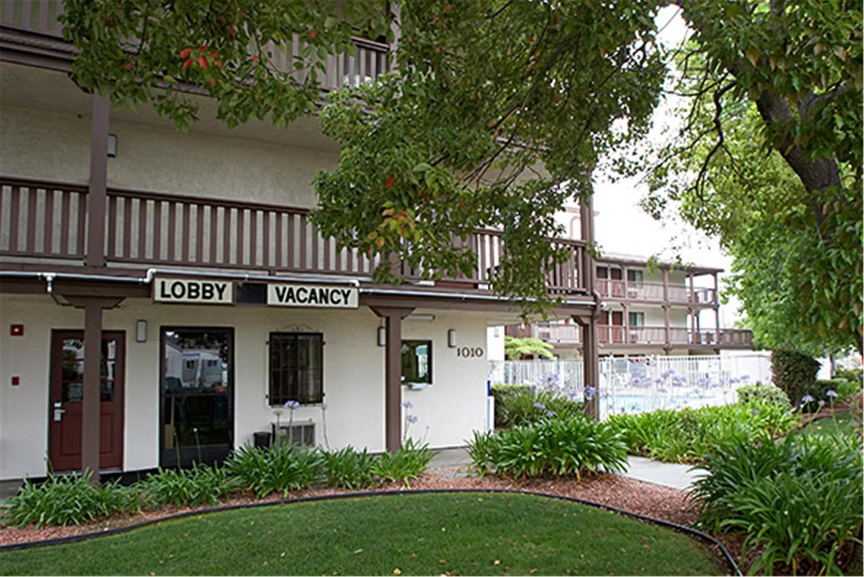 Facade/entrance in EZ 8 Motel Old Town