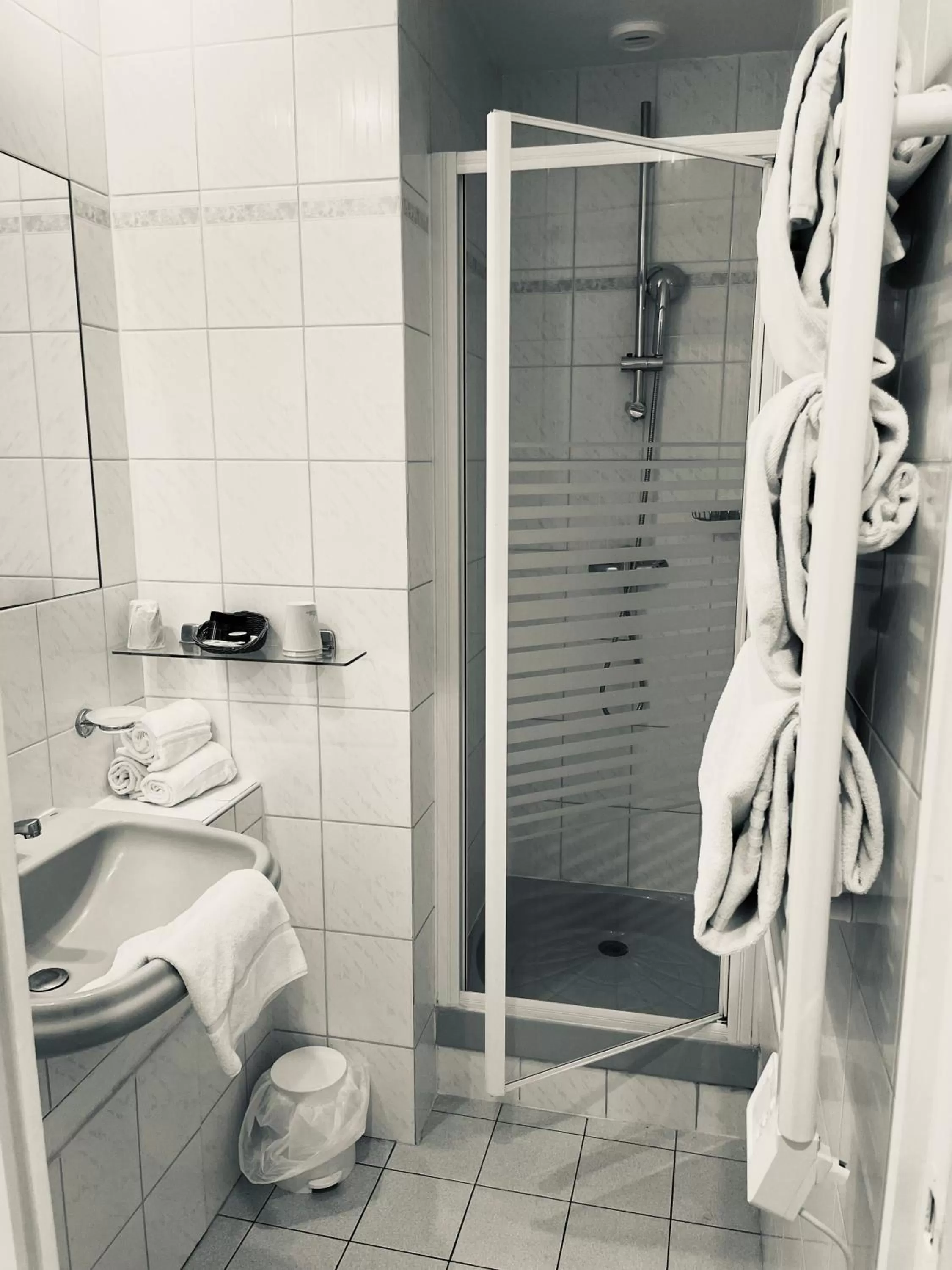 Bathroom in Hôtel Porte Mars Reims Gare Centre Arena