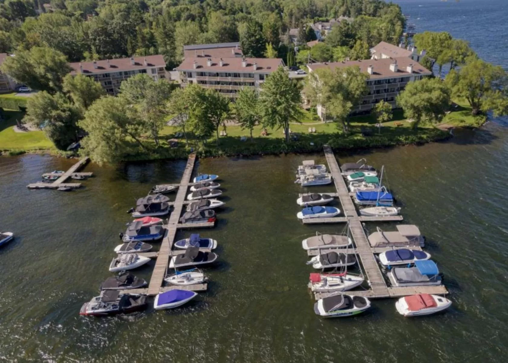 Bird's-eye View in Magog Waterfront Studio 106