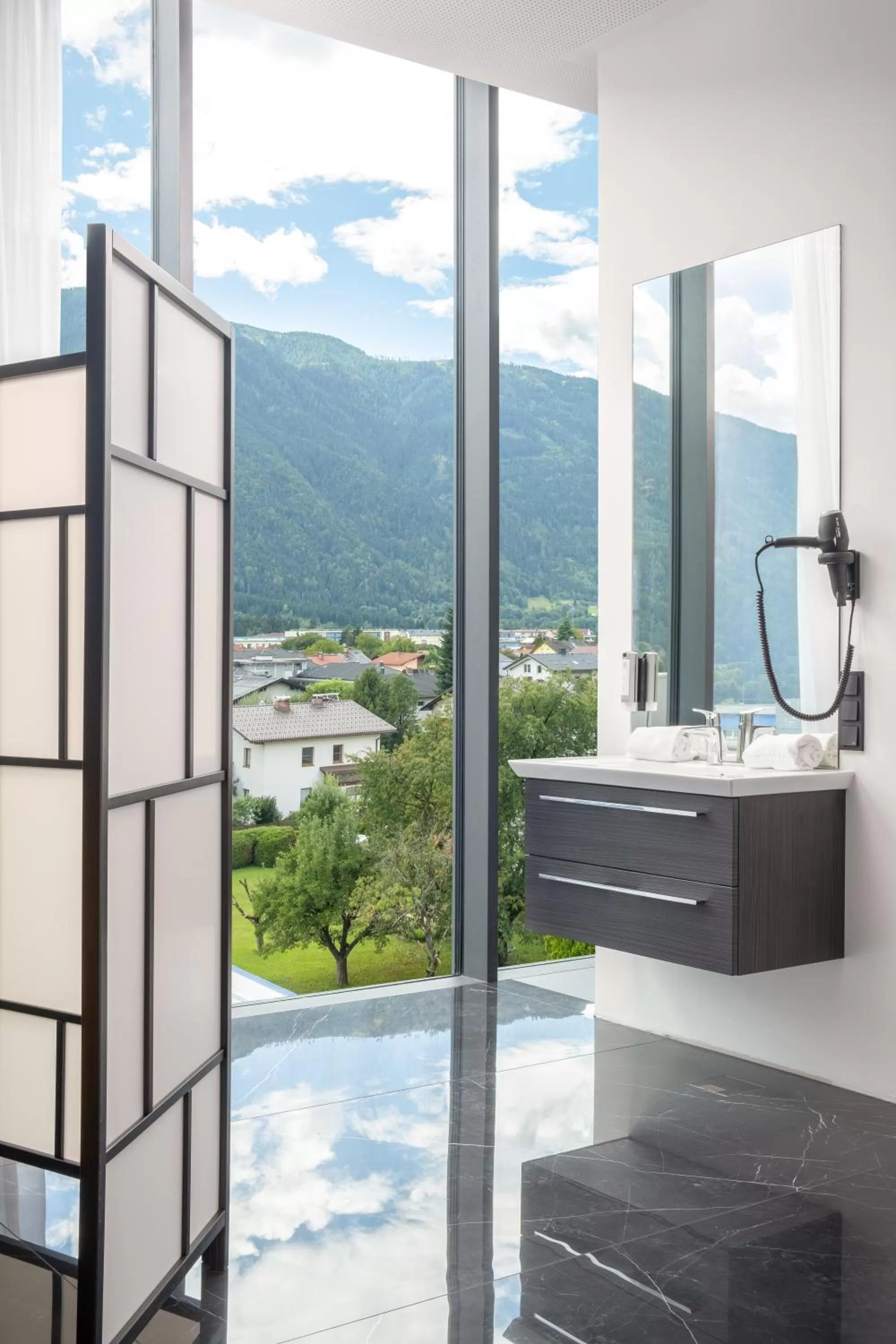 Bathroom, Mountain View in On The Way 24 - Sauna & Golfsimulator inklusive