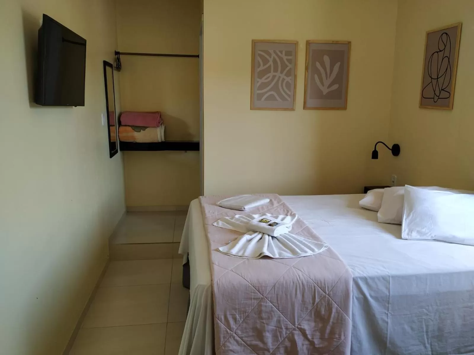 Photo of the whole room, Bed in Hotel Garfo de Ouro