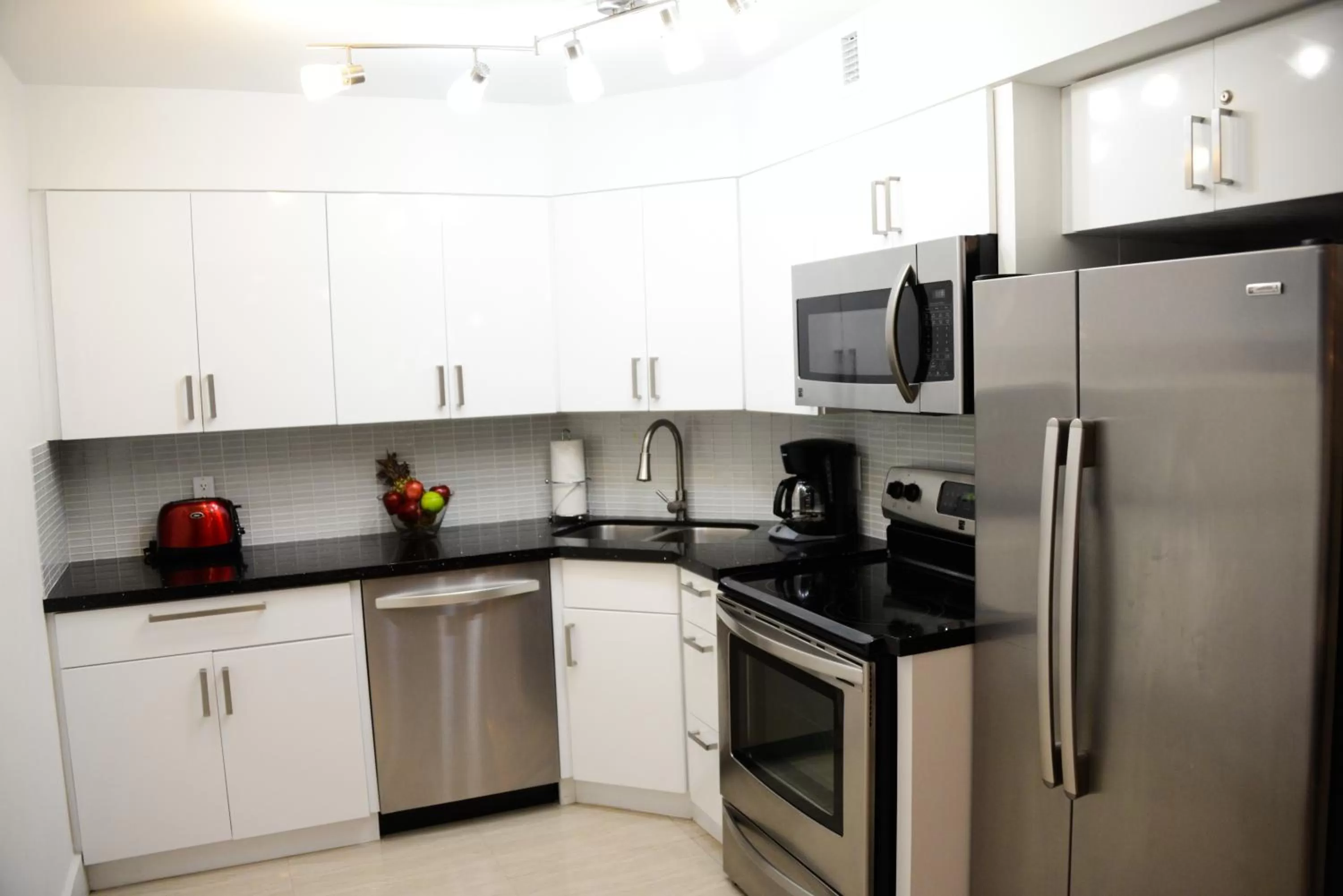 Signature 2 Bedroom Condo 2 Queen & 2 Twins Balcony in The Alexander Beach Residences