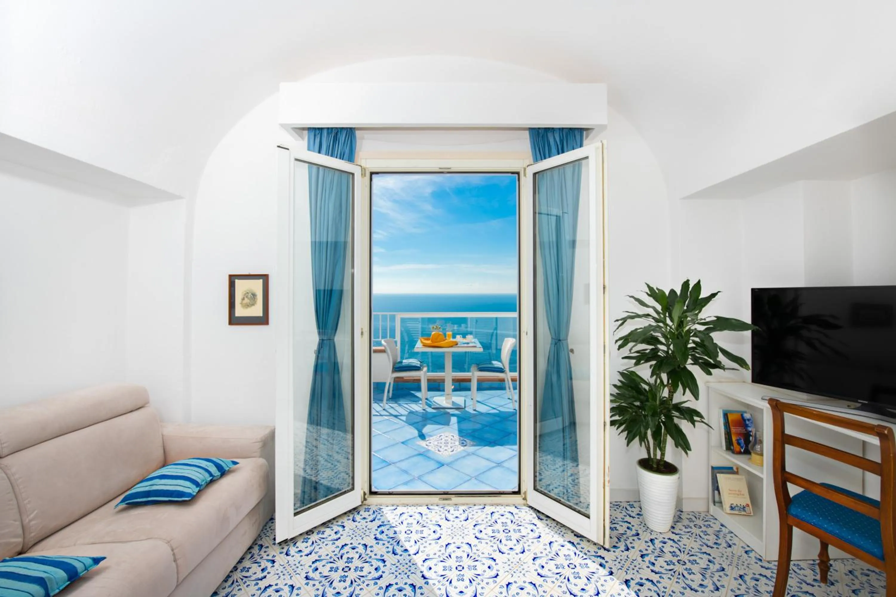 Balcony/Terrace, Bed in Grand Hotel Tritone