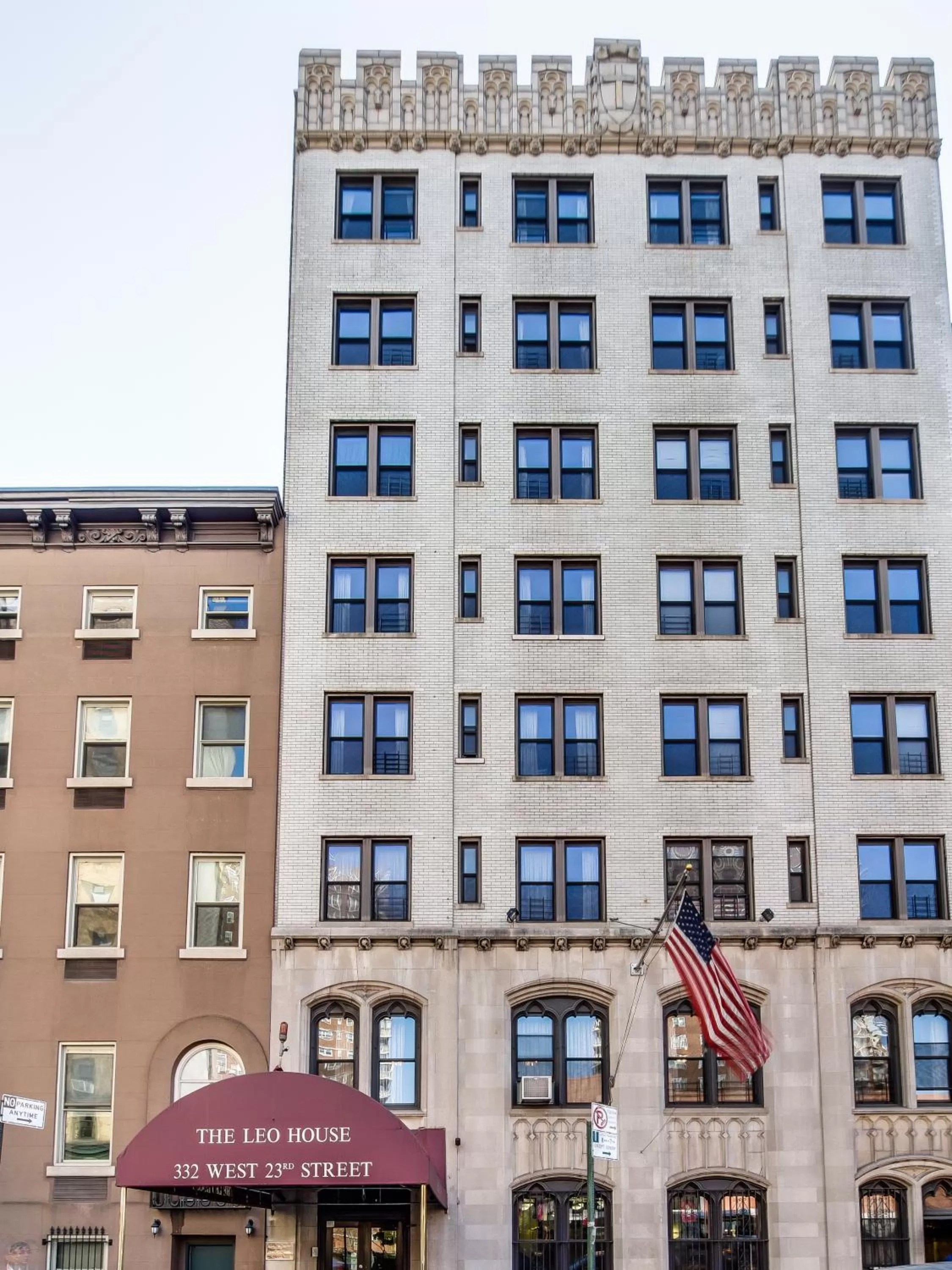 Facade/entrance in Leo House
