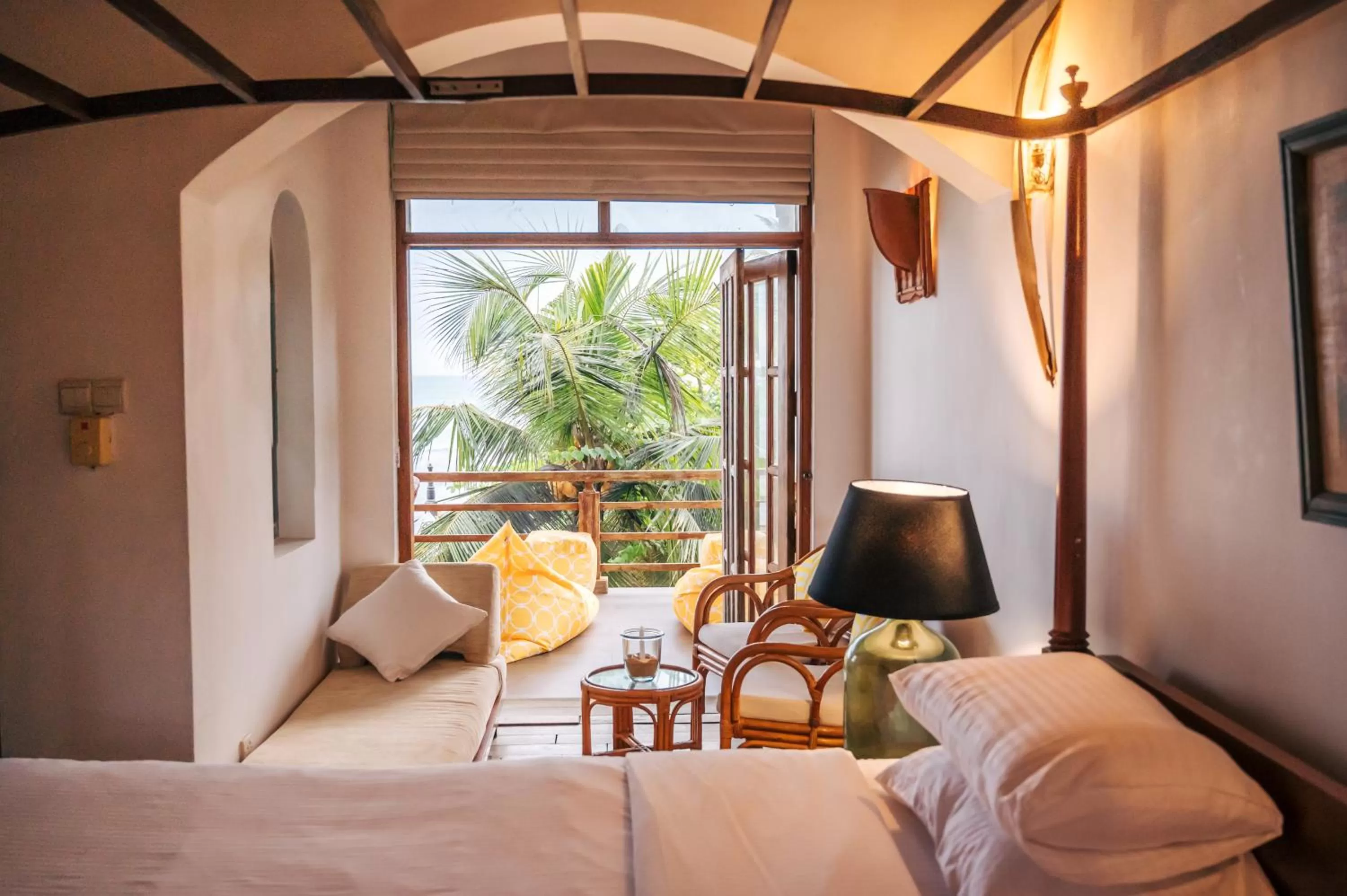 Sānti Beach House with pool & beach