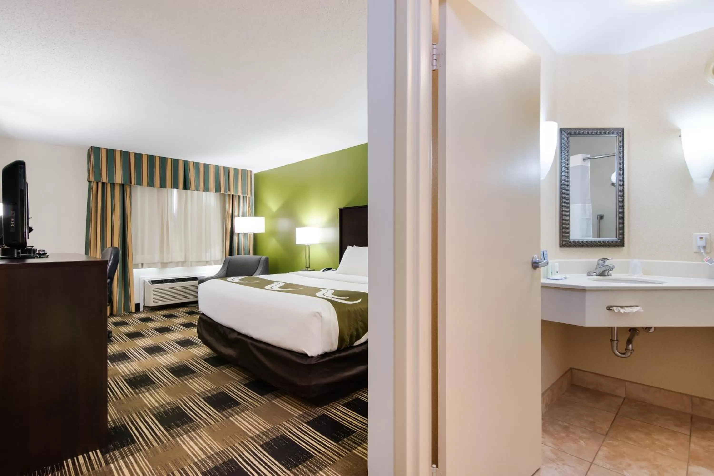 Bed in Quality Inn Oneonta Cooperstown Area