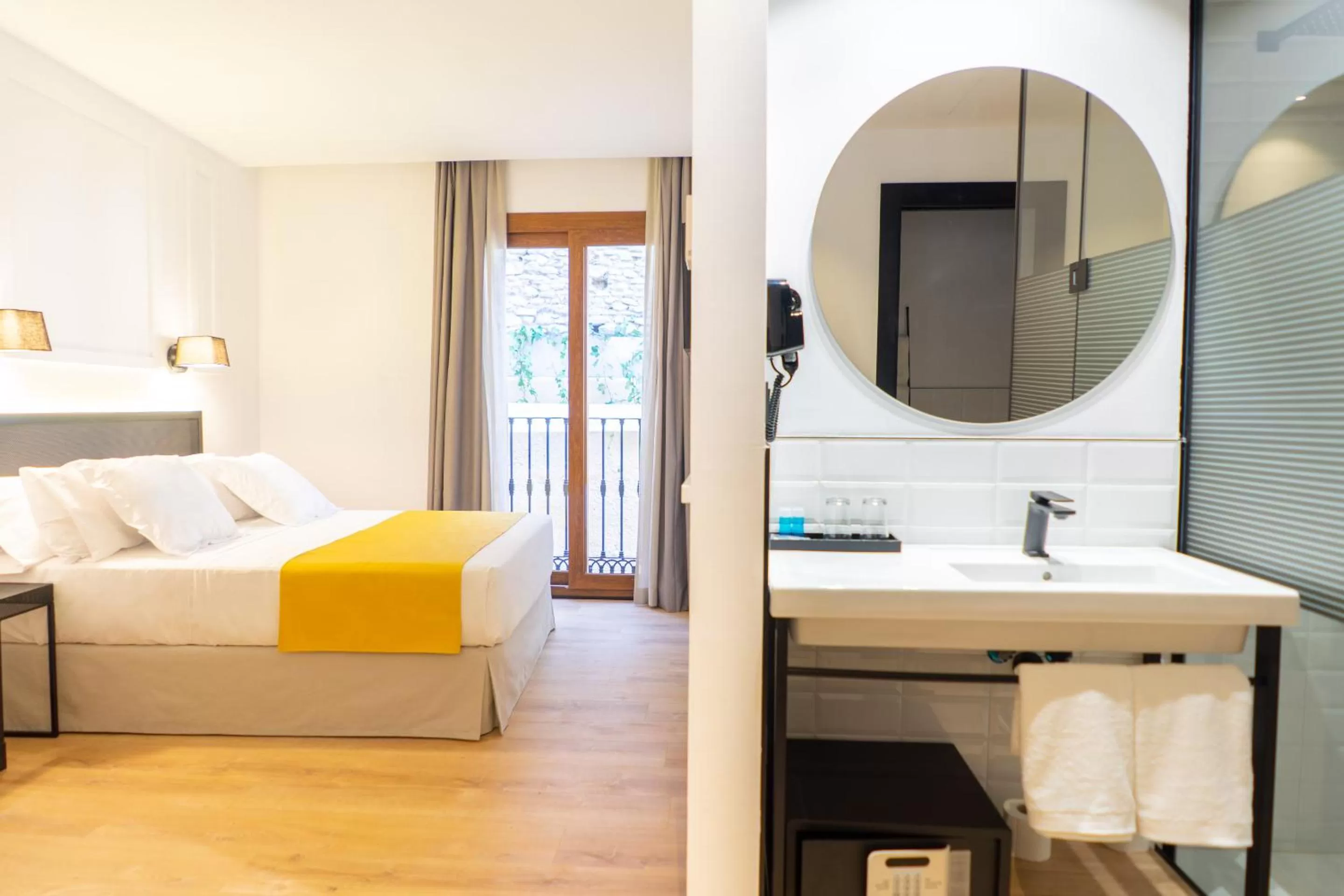 Bathroom, Bed in Hotel Boutique Puerta de las Granadas