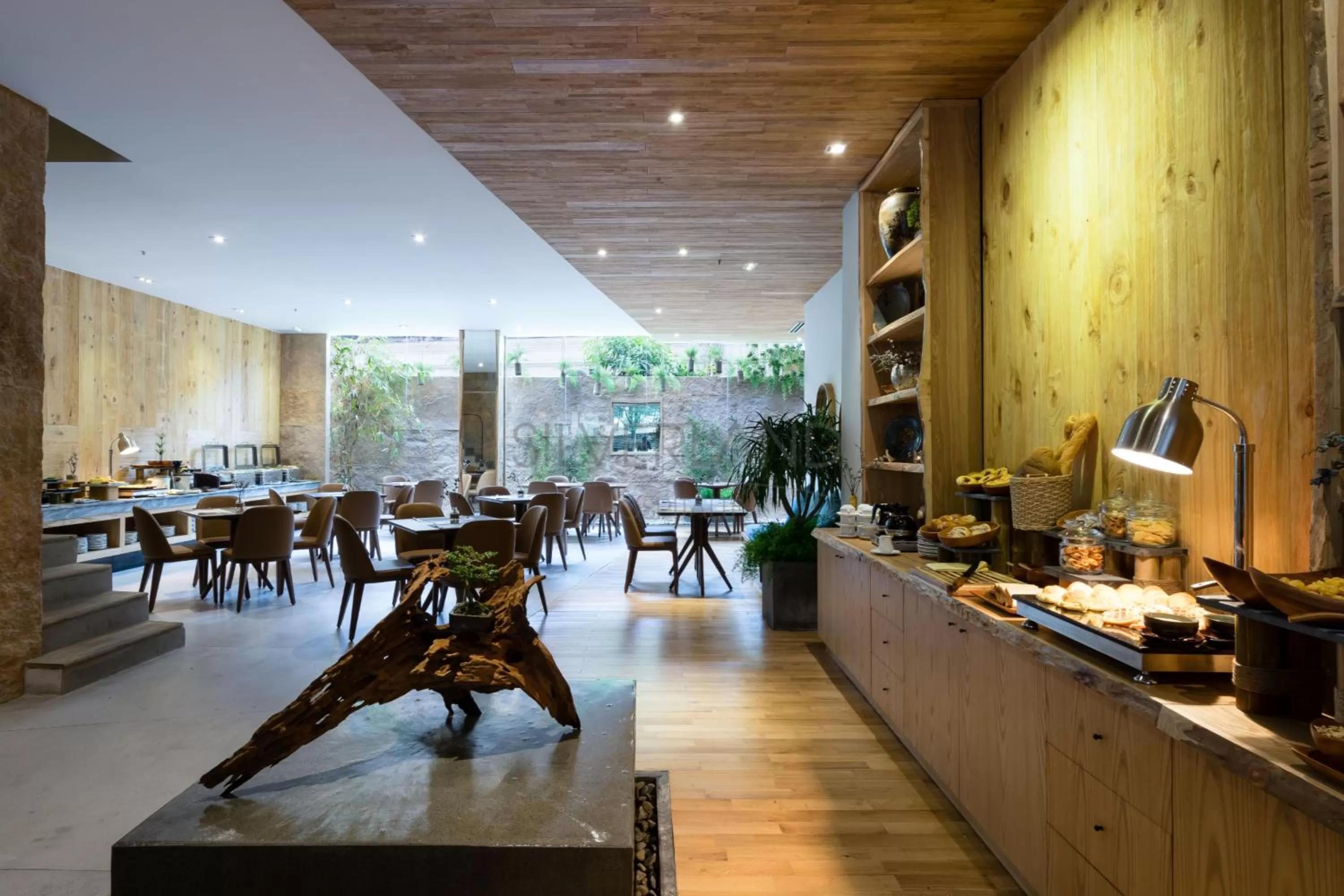 Restaurant/places to eat in Silverland Yen Hotel