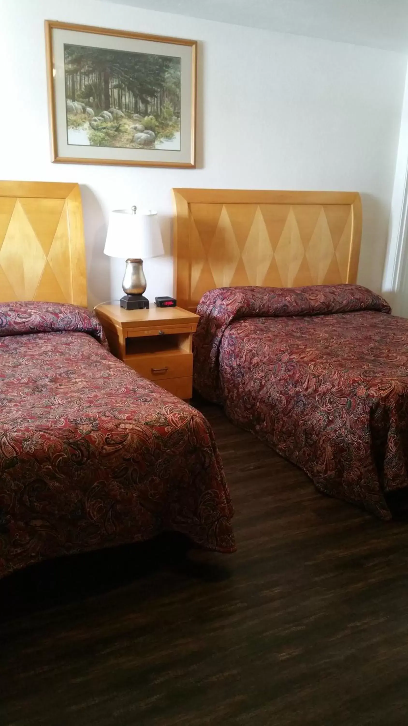 Double Room with Two Double Beds in Ontario Inn Double Room with Two Double Beds in Ontario Inn