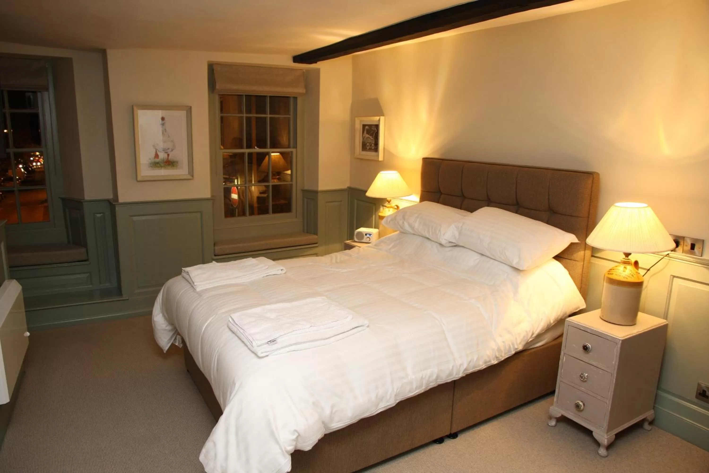 Photo of the whole room, Bed in The Fox