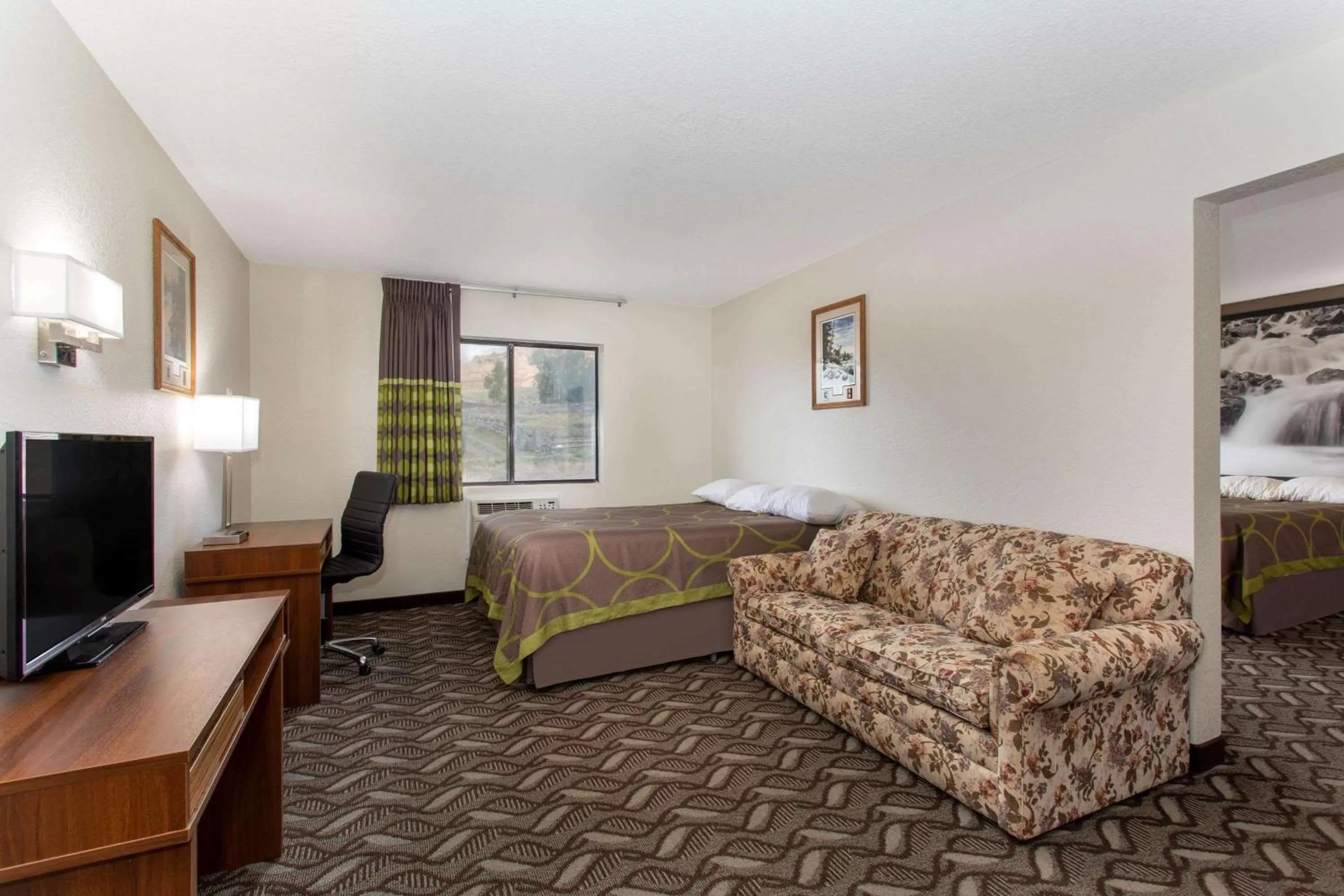 Photo of the whole room, Bed in Super 8 by Wyndham Dubois