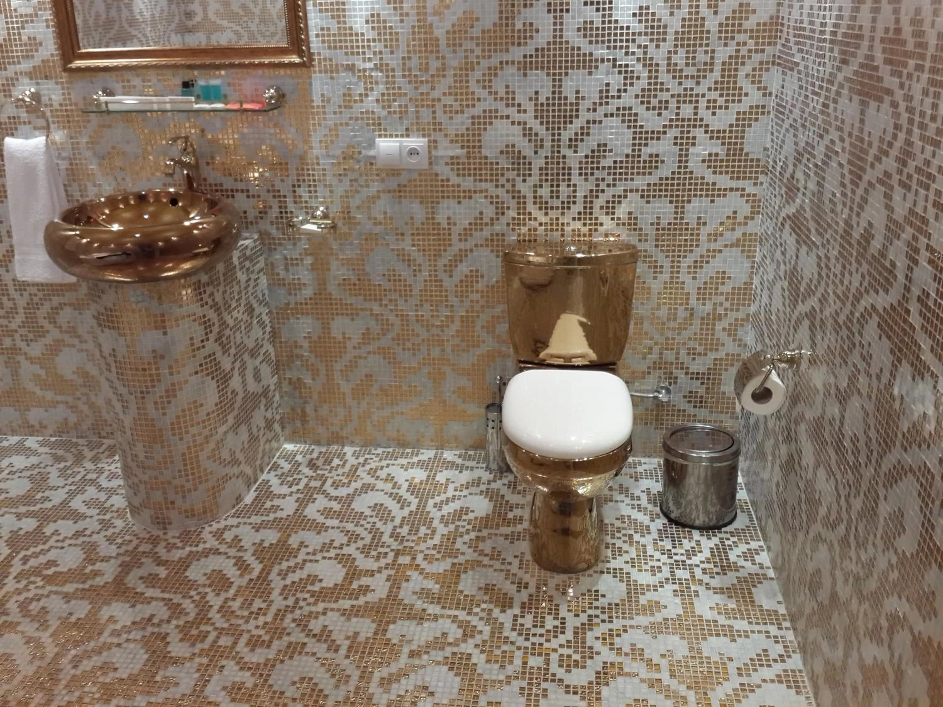 Toilet in Venezia Palazzo Hotel