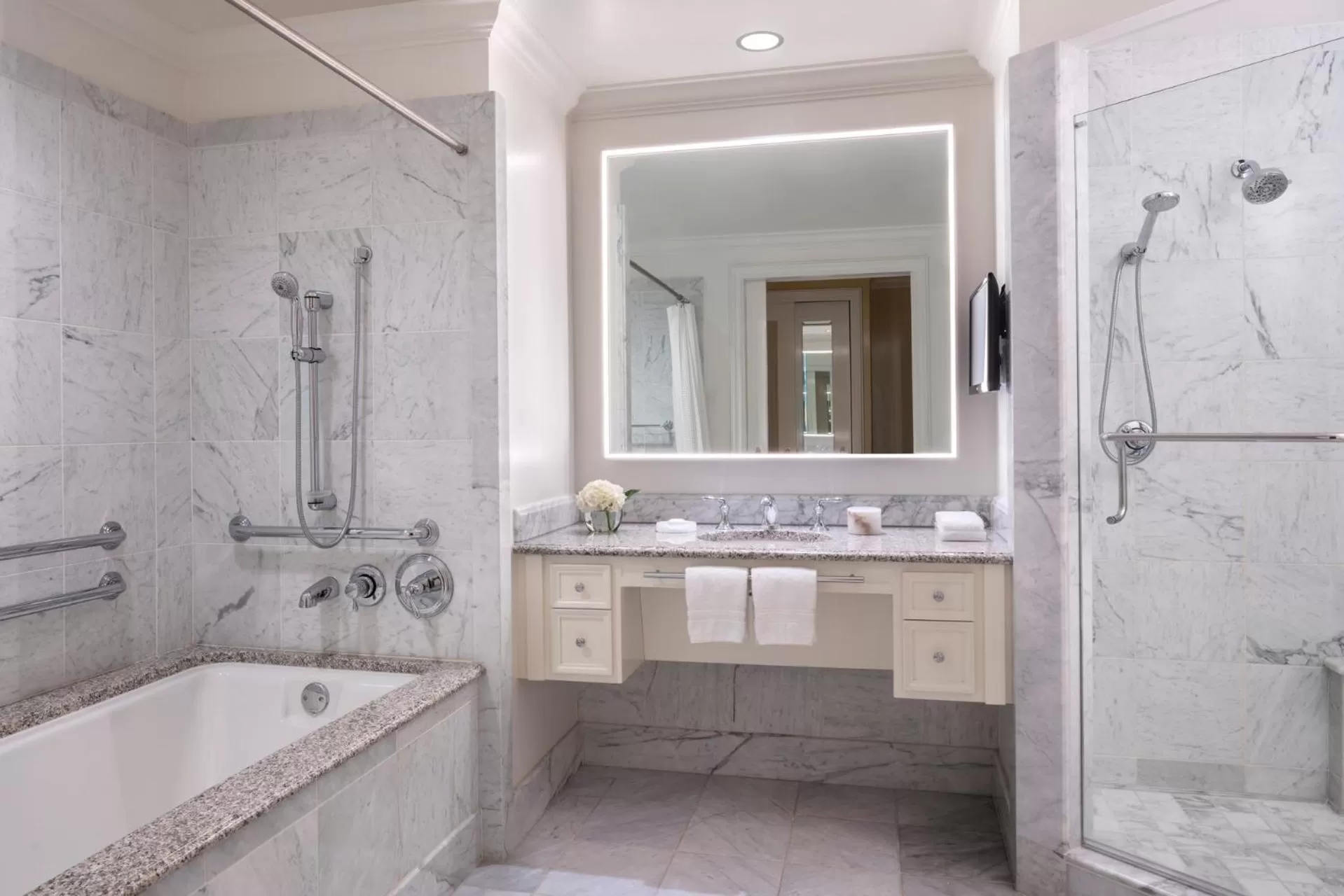 Deluxe King Room - Disability Access in Four Seasons Hotel Westlake Village